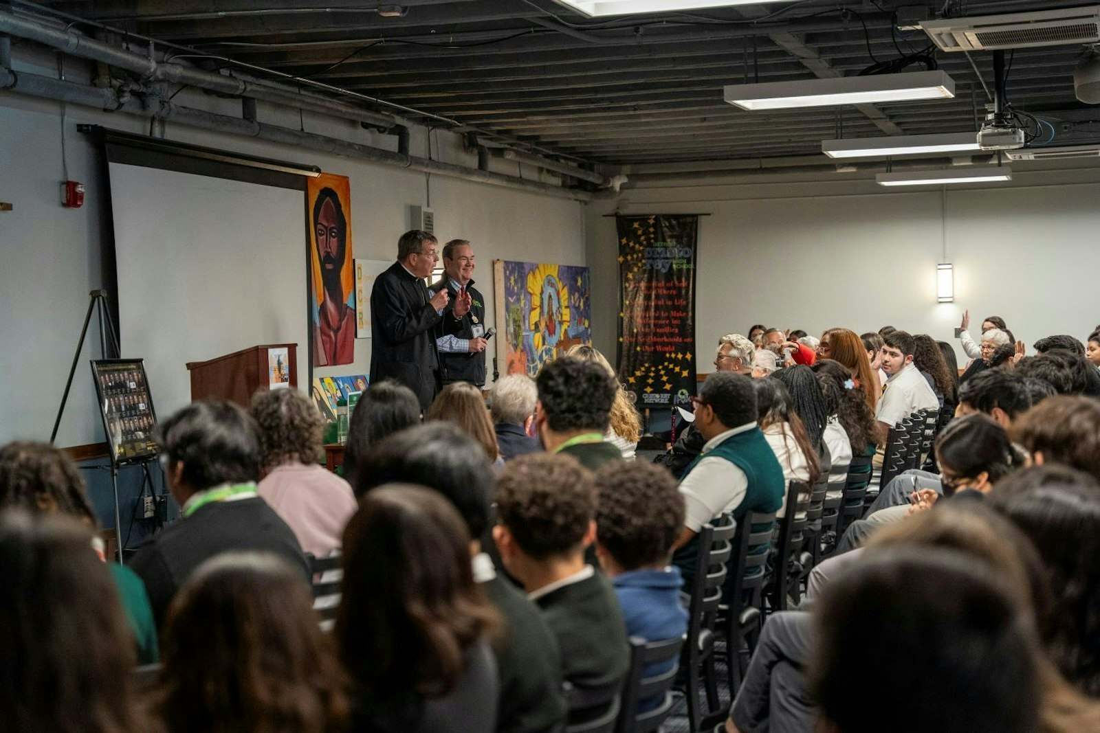 Durante la visita, representantes del grupo estudiantil Strangers No Longer's Circle of Support de Cristo Rey leyeron una carta de agradecimiento al arzobispo y a los obispos de Michigan por sus recientes declaraciones en favor de la comunidad inmigrante.