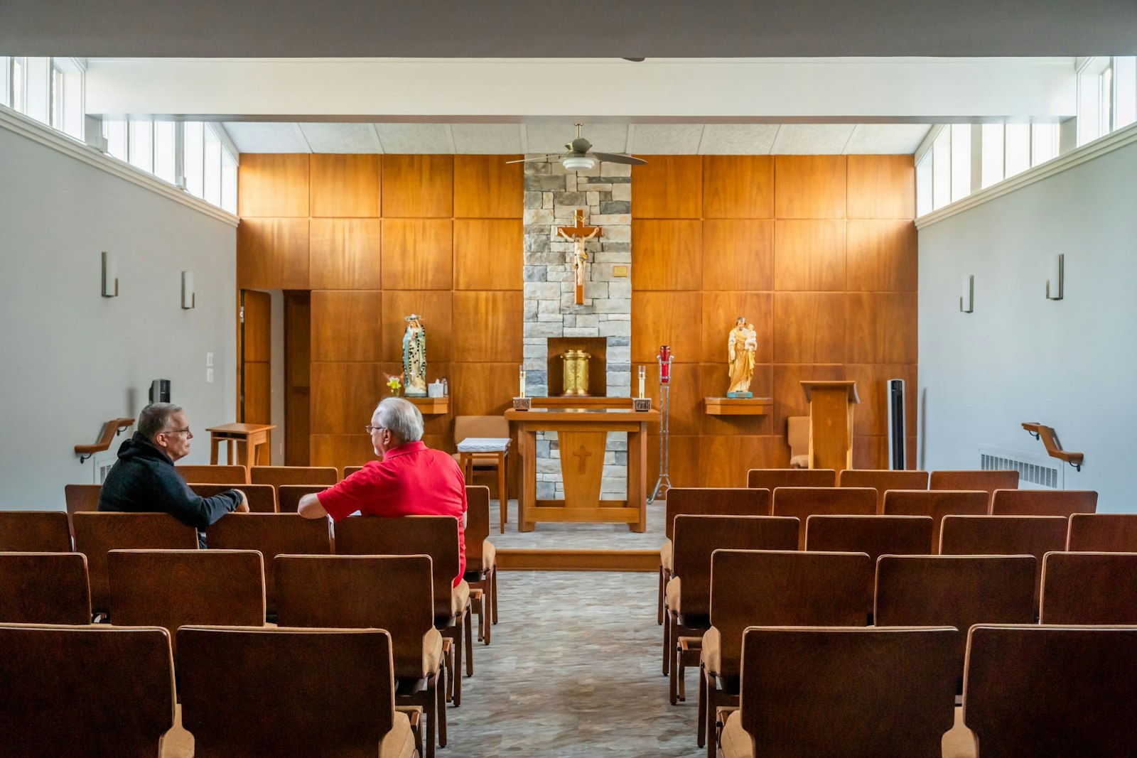 Los participantes del Cursillo rezan y hablan en la capilla de la parroquia de San Benito en Waterford. La parroquia acoge uno de los cuatro encuentros regulares de "ultreya" en la Arquidiócesis de Detroit. (Valaurian Waller | Detroit Catholic)