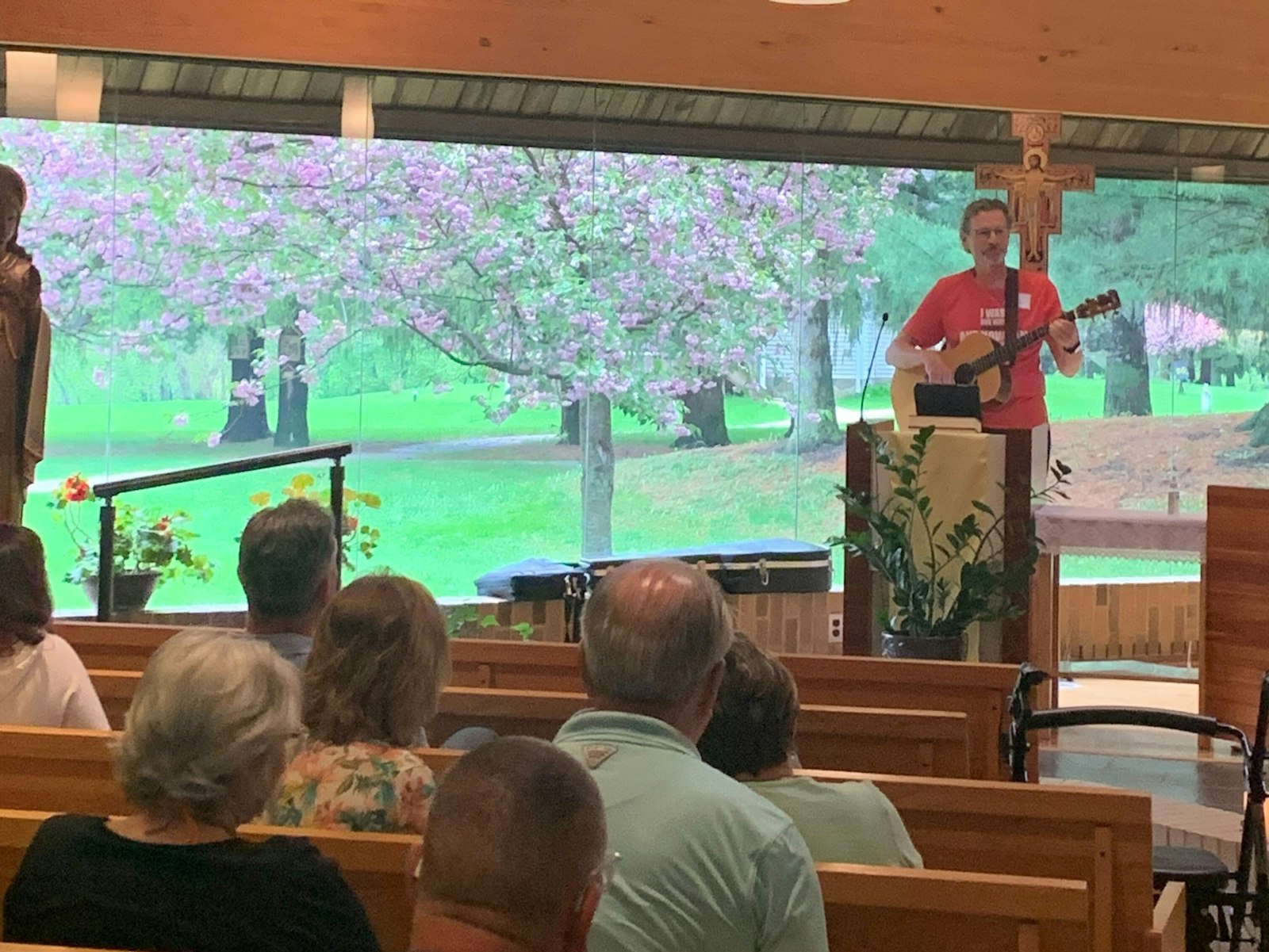 Mike Carter dirige la alabanza y la adoración durante un retiro de fin de semana de los Cursillos en el Centro de Retiro de Maryville en Holly. (Cortesía de Ann Sliney)