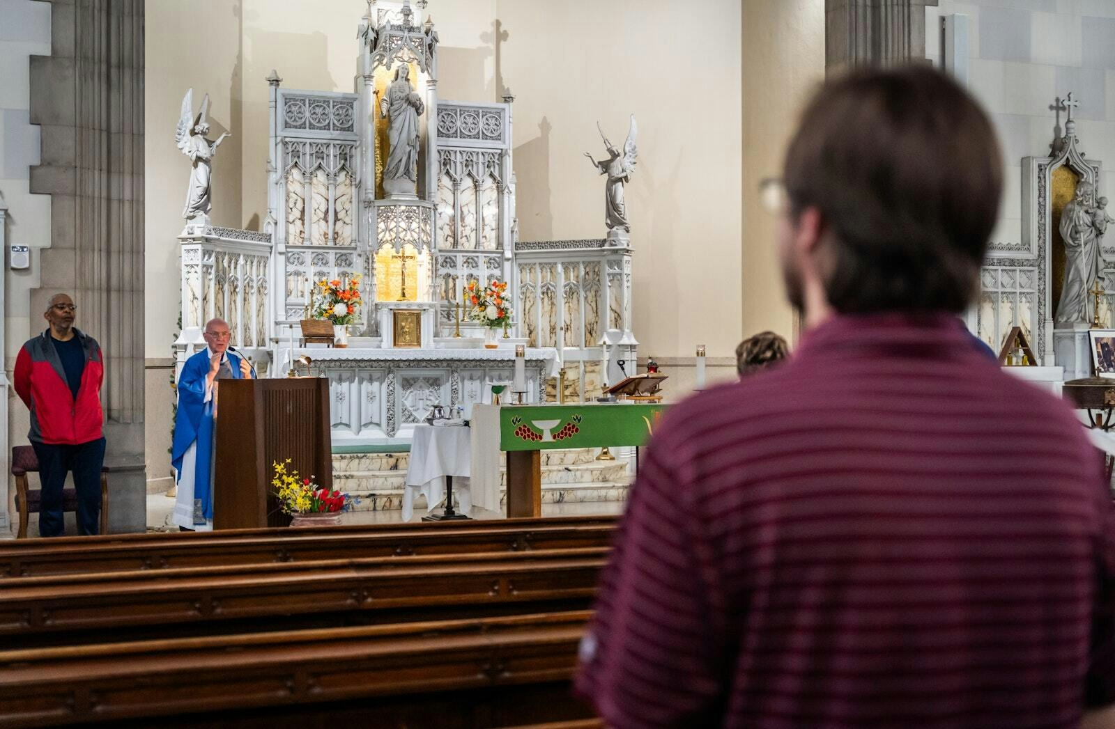 Schuelke asiste a Misa en la capilla Sagrado Corazón, en la antigua Universidad de Marygrove, el 15 de agosto. Después de la celebración, Schuelke dijo que el clero y los feligreses lo saludaron afectuosamente, una experiencia que le dejó una buena impresión que espera llevarse a su propia parroquia.
