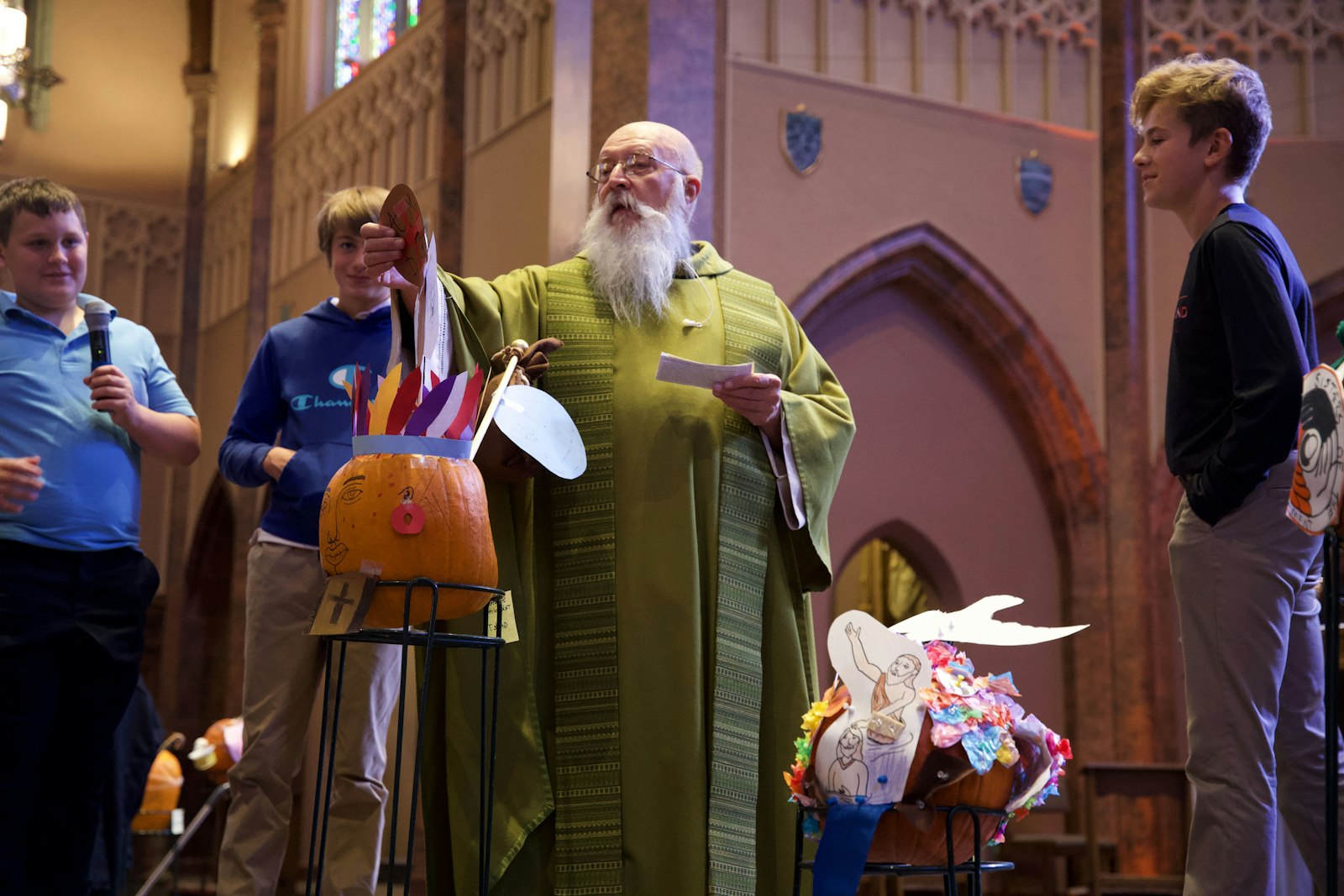 Los estudiantes de séptimo grado presentan a St. Kateri Tekakwitha en la parroquia durante la homilía del Padre Pelc.