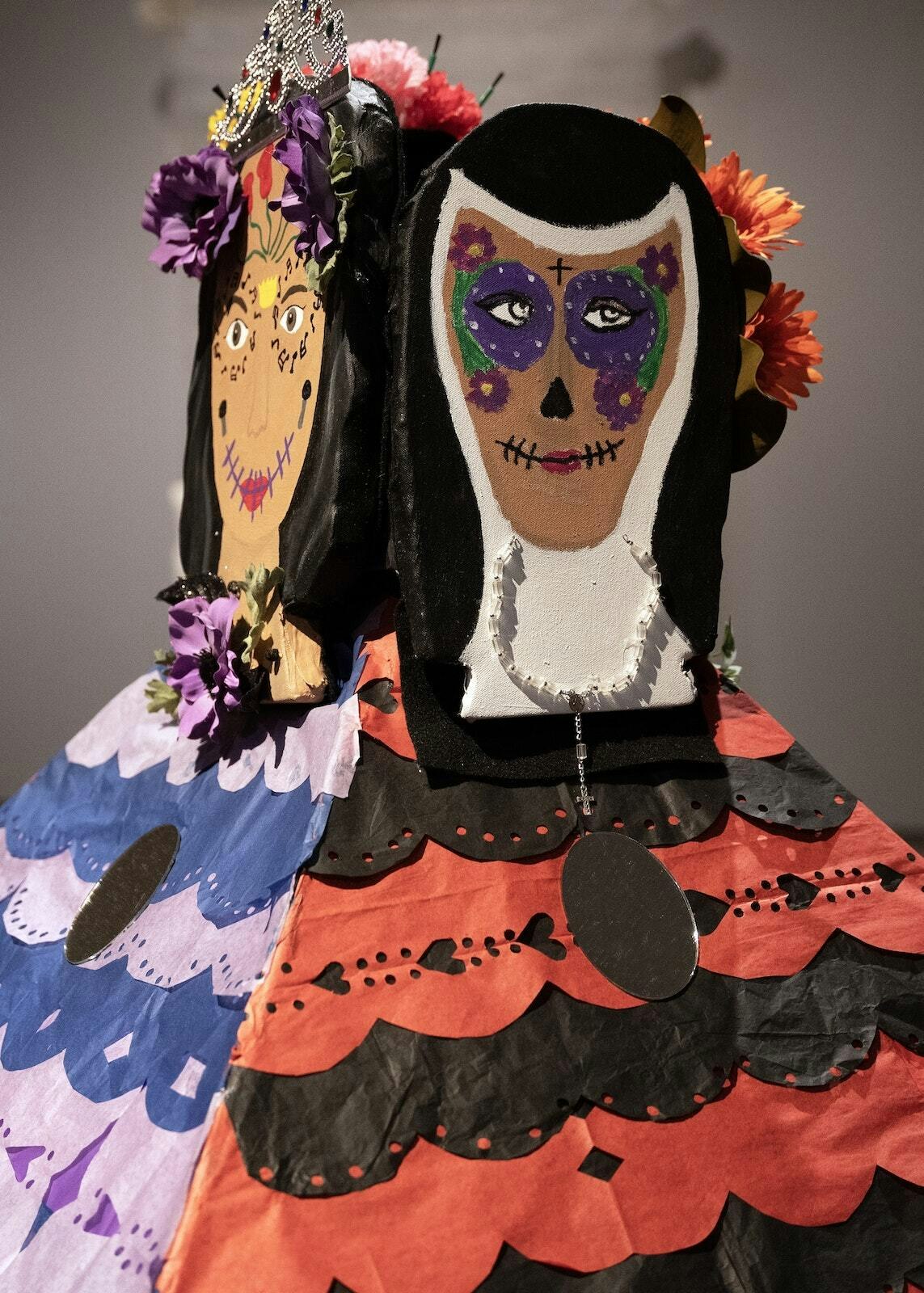 La música Selena Quintanilla Pérez (izquierda) y la feminista y monja Sor Juana Inés de la Cruz (derecha) son dos de las mujeres representadas en la ofrenda de Regina.