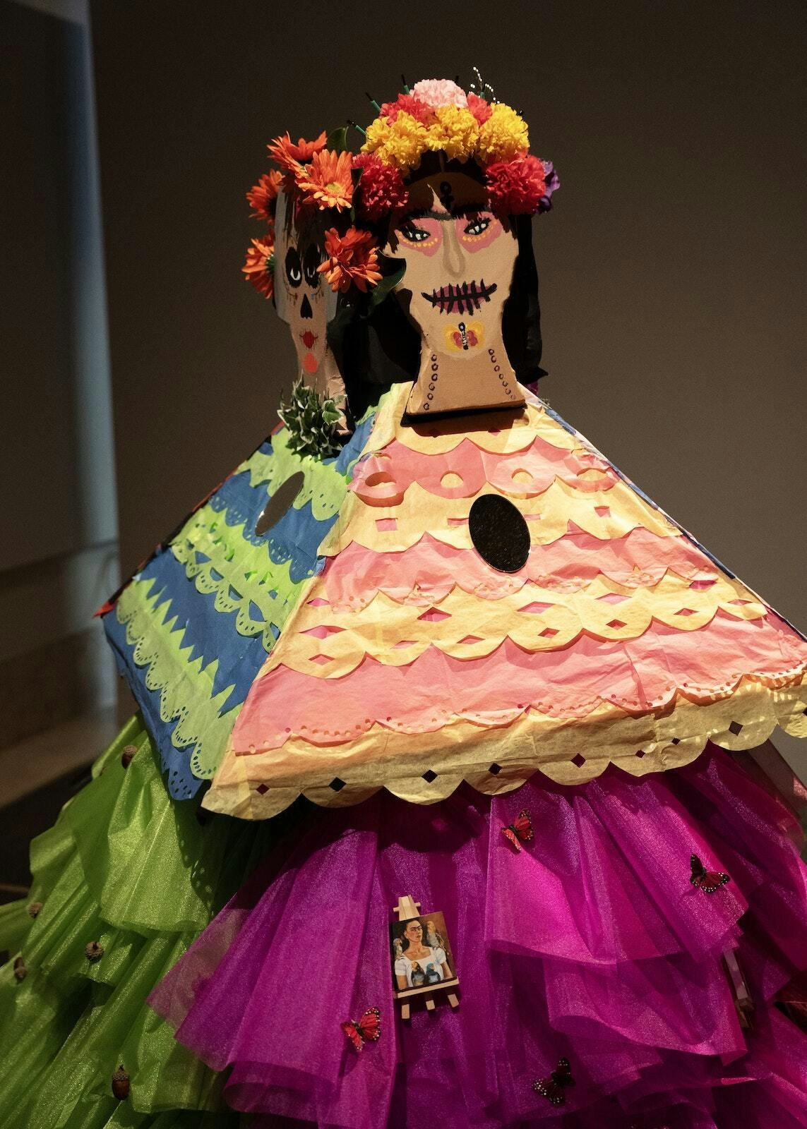 La artista Frida Kahlo (derecha) y la botánica Ynés Mexía (izquierda).
