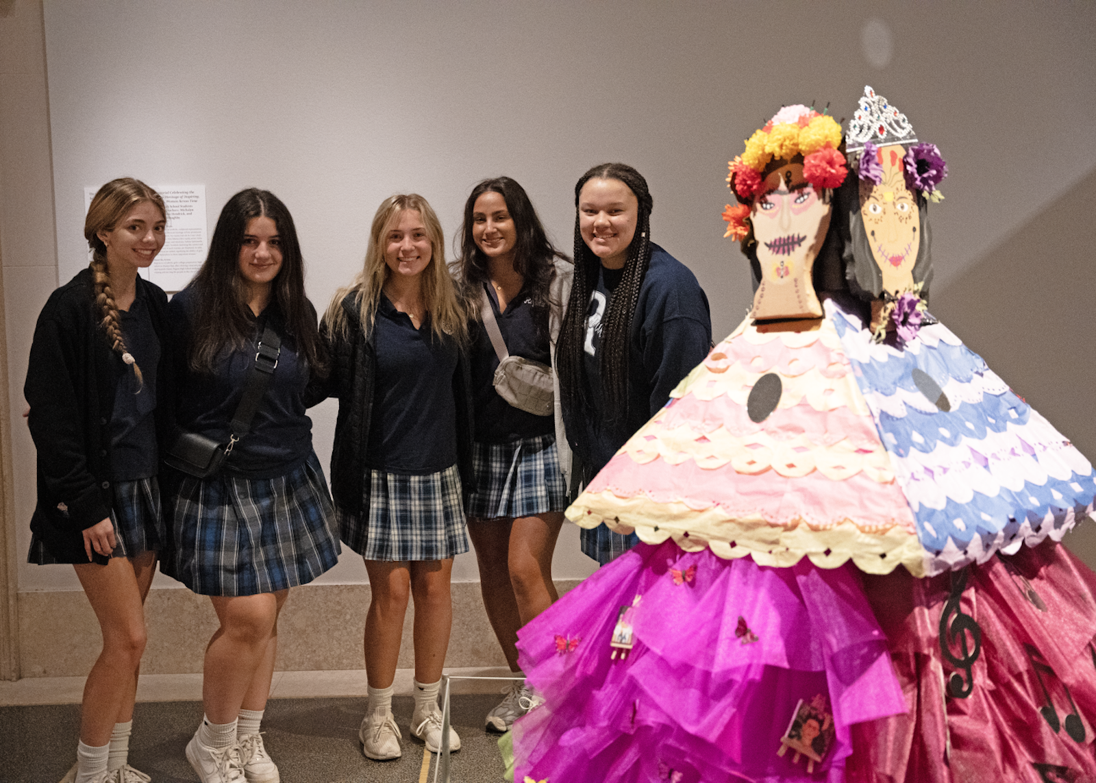 Alumnas del Regina High School posan junto a su exposición durante una visita escolar al Detroit Institute of Arts el 24 de octubre.
