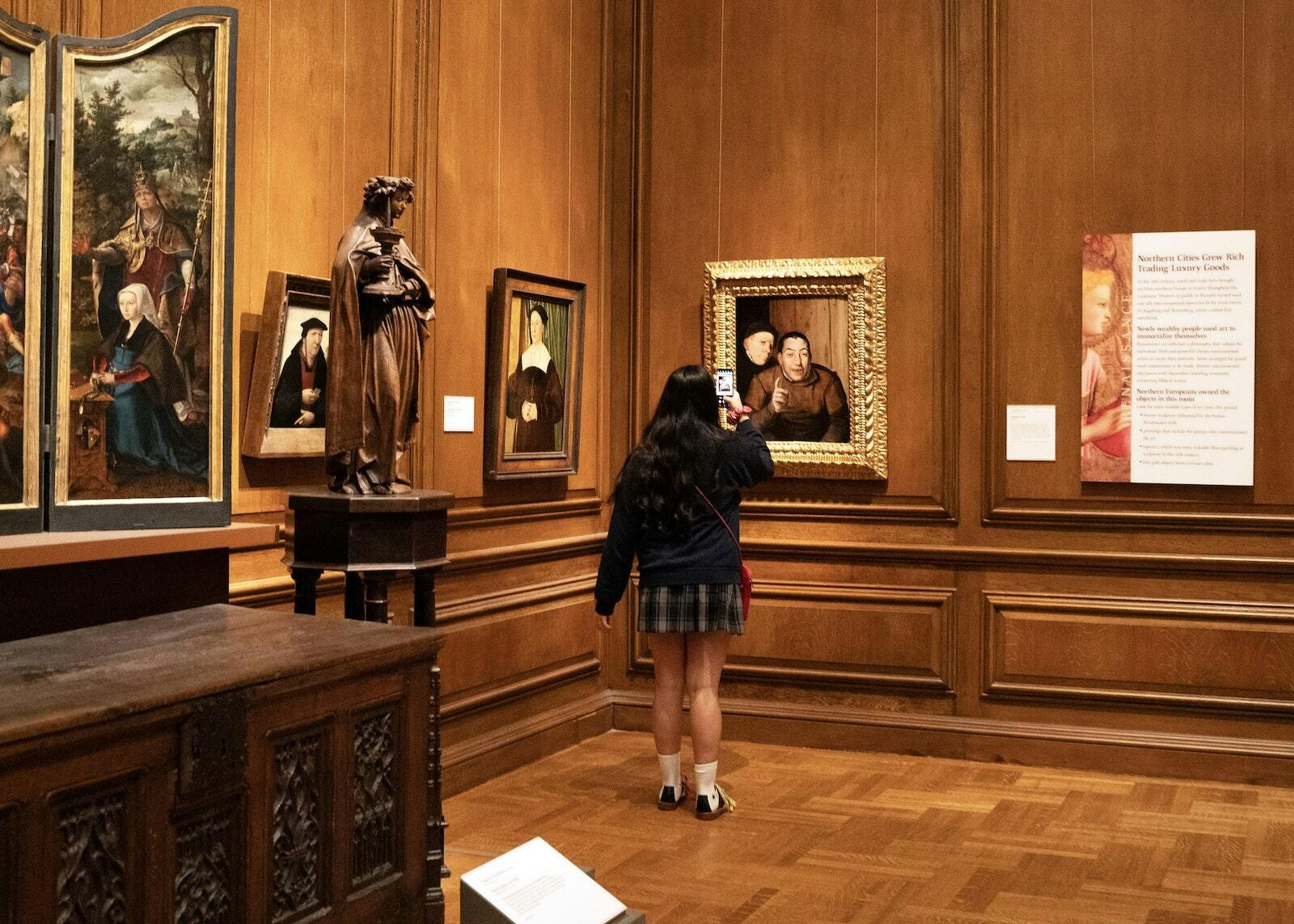 Una estudiante de Regina toma una foto de una de las obras de arte del DIA. El 24 de octubre, los estudiantes de Regina pasaron un día en el DIA, primero para visitar las ofrendas y luego para recorrer el resto del museo de arte.