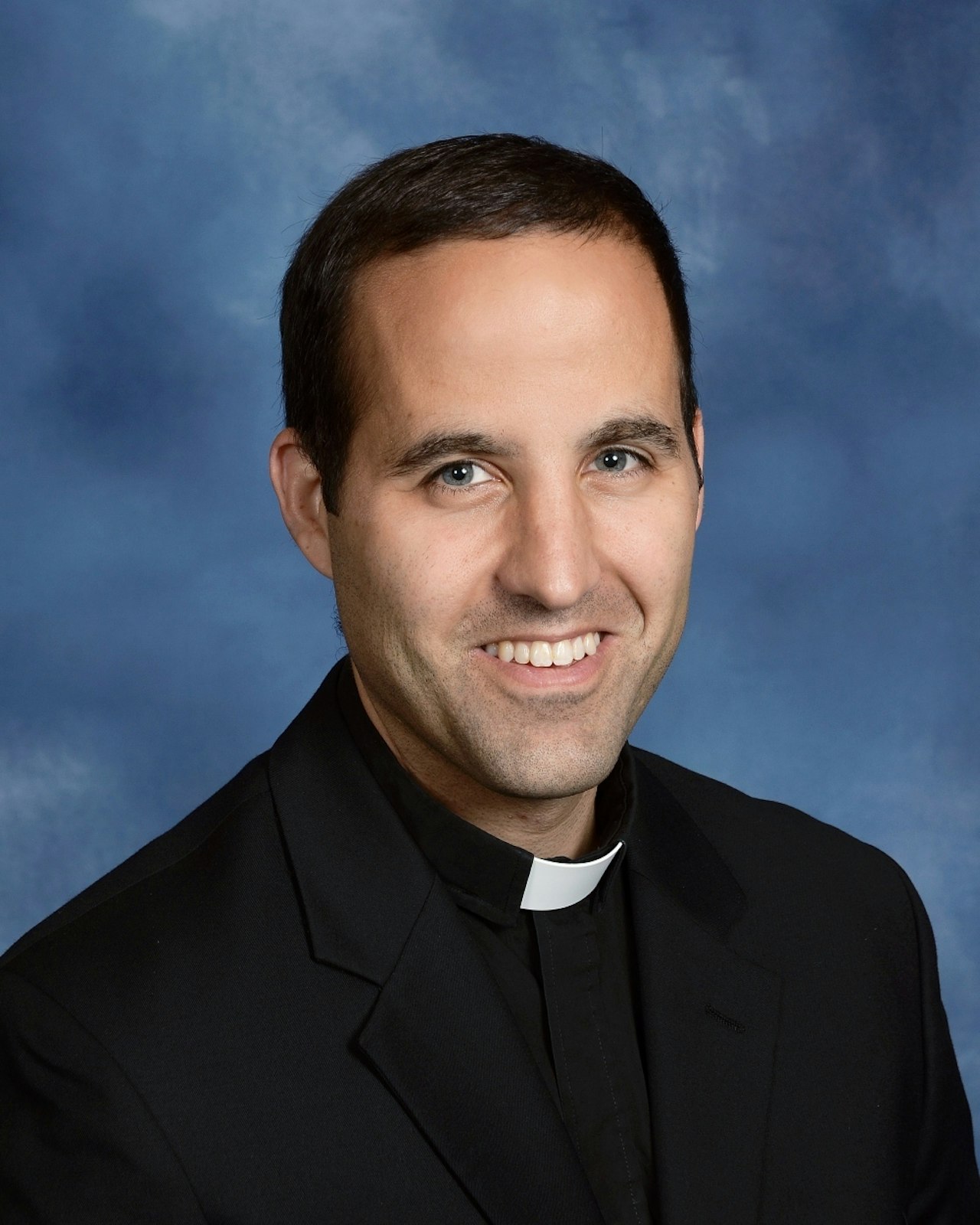 El Padre Marko Djonovic, moderador de Trinity Vicariate Family of Parishes 2, dijo que parroquias como St. Charles Lwanga y Christ the King brindan un salvavidas fundamental para los sacramentos y la educación católica para sus comunidades desatendidas de Detroit. (Foto de archivo de la Arquidiócesis de Detroit)