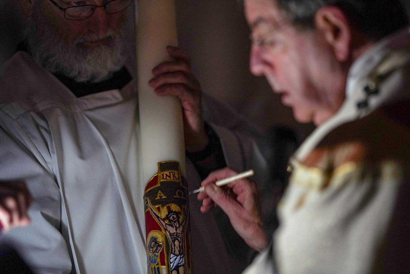 El arzobispo Vigneron inscribe el cirio pascual, que representa la nueva luz de Cristo que entra en la Iglesia después del ayuno de Cuaresma