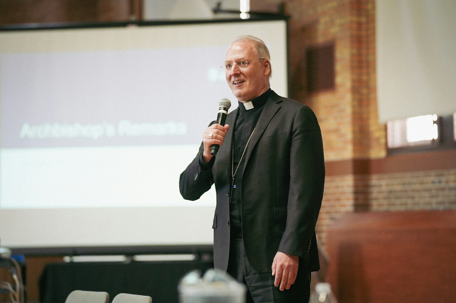 A pesar de haber pasado la mayor parte de su ministerio sacerdotal y episcopal sirviendo en diferentes países del mundo, el Arzobispo Russell tiene fuertes raíces en Detroit, habiendo crecido en Michigan y servido como seminarista en el campamento CYO de la Arquidiócesis de Detroit en Port Sanilac.