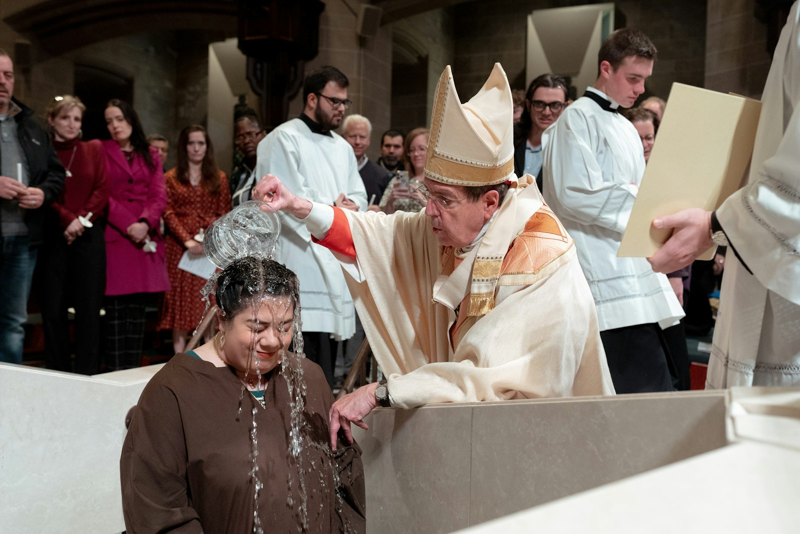 El arzobispo Vigneron bautiza a uno de los seis catecúmenos de la Resurget Cineribus Family of Parishes en Detroit. En la Arquidiócesis de Detroit, 793 personas entraron en plena comunión con la Iglesia este año