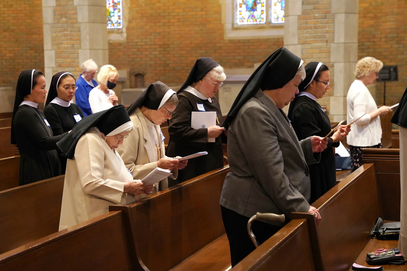 Las Hermanas Felicias rezan una oración por el aumento de las vocaciones durante la misa de los religiosos jubilares el 10 de septiembre en el Seminario Mayor del Sagrado Corazón.