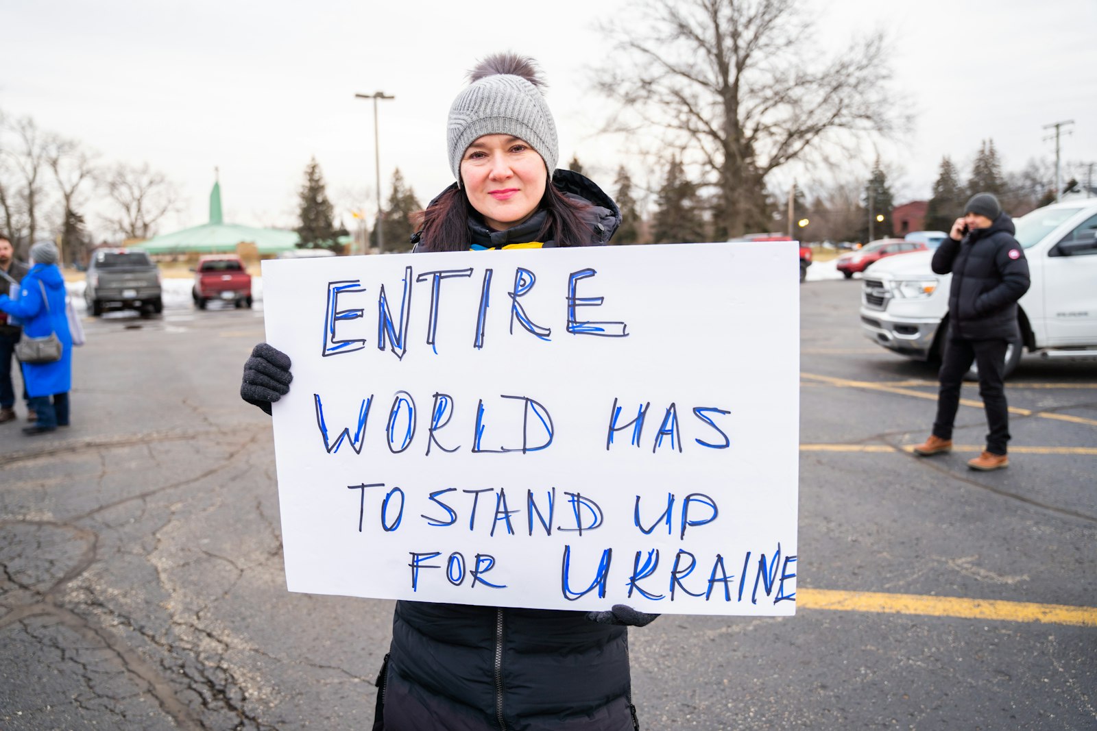 Llevando los colores ucranianos, azul y amarillo, con pancartas de protesta y llamando a la paz, los líderes políticos y religiosos locales encabezaron la vigilia, de pie al aire libre en el frío glacial. (Valaurian Waller | Detroit Catholic)