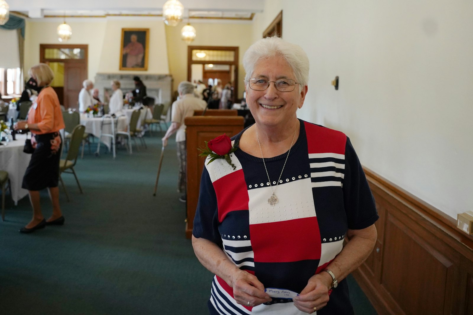 La Hna. Mary Ann Wyllie, CSJ, sonríe durante un almuerzo para los religiosos jubilares el 10 de septiembre. La Hna. Wyllie dijo que el ejemplo de las hermanas que le enseñaron en la escuela primaria inspiró su decisión de seguir sus pasos con la Congregación de las Hermanas de San José de Nazaret.