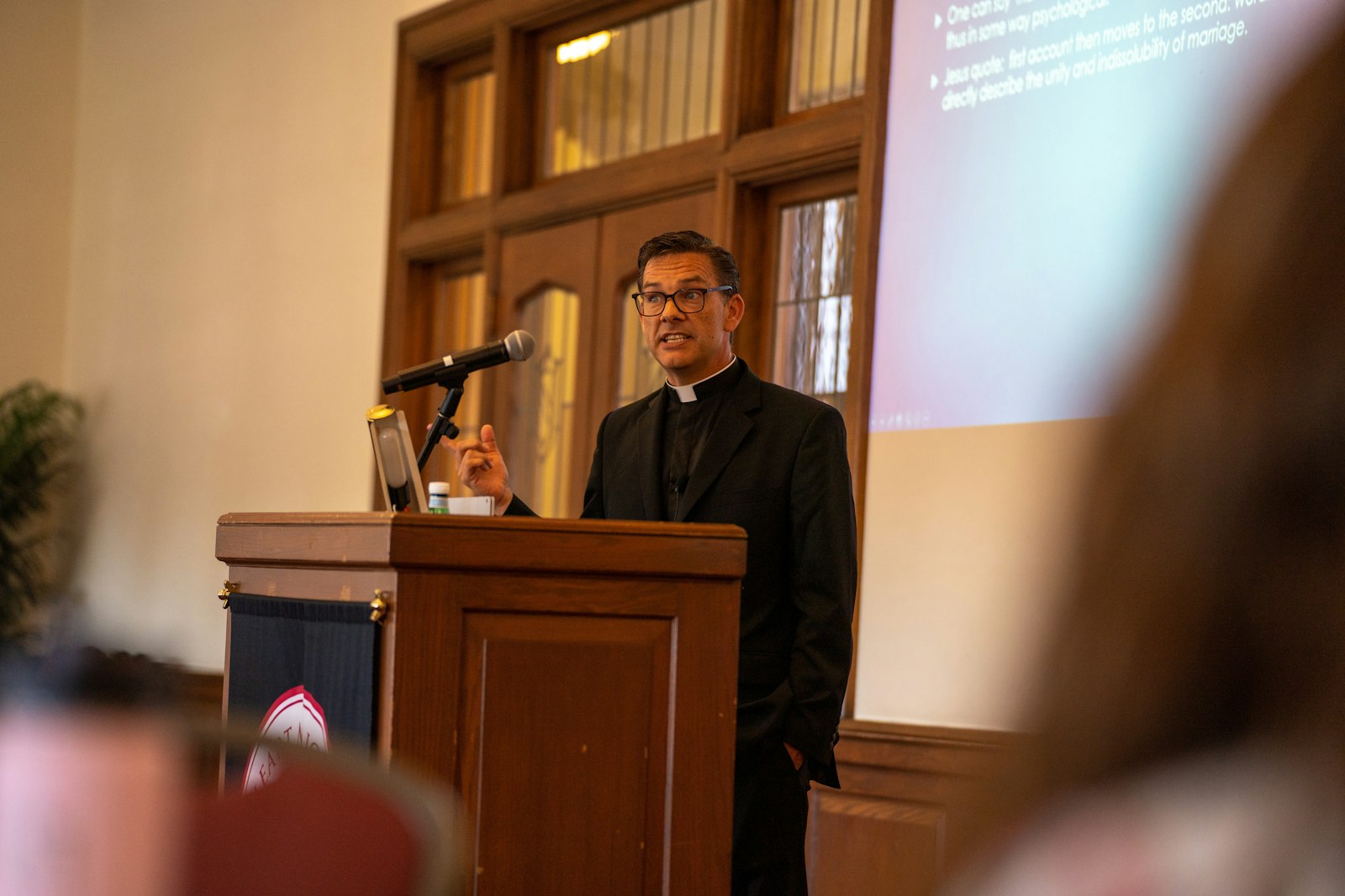 El P. Sean Kilcawley habló a los administradores sobre la Teología del Cuerpo del Papa San Juan Pablo II y sobre cómo podría llevarles a ellos y, posteriormente, a su personal y a sus estudiantes hacia una mejor comprensión de lo que significa ser creado a imagen de Dios. (Valaurian Waller | Detroit Catholic)