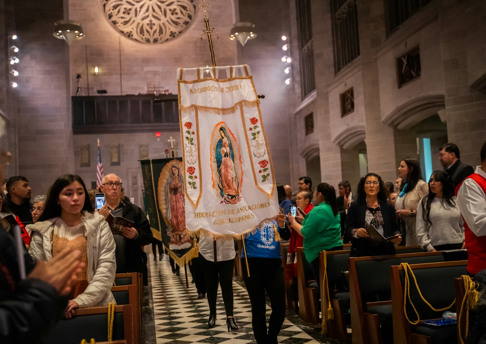 La celebración combinará varios elementos de la rica tradición mexicana: los coloridos estandartes, las danzas con trajes inspirados en la cultura azteca y las serenatas como expresión de amor y veneración a la Virgen.