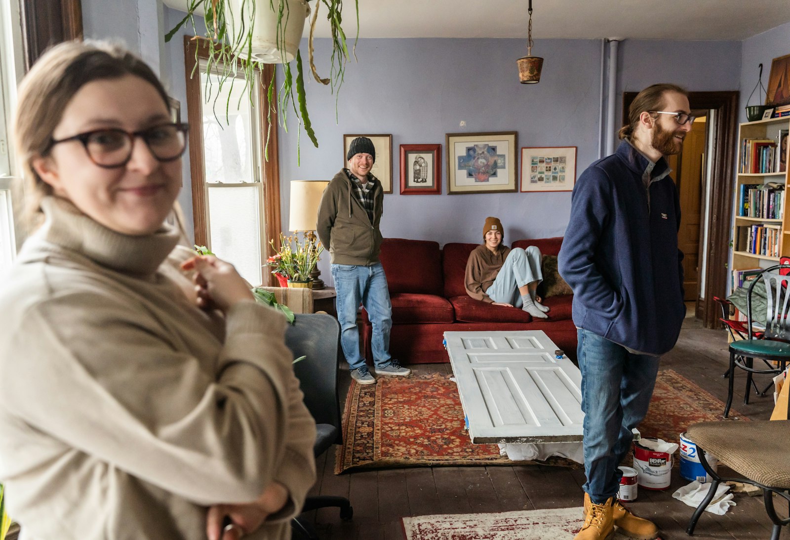 Desde que el P. Tom Lumpkin, quien fundó Day House en la década de 1970, se alejó de las operaciones diarias en 2019, un grupo de adultos jóvenes ha dado un paso al frente para llenar este espacio, sirviendo a los miembros de la comunidad de necesitados a través del servicio básico, un oído atento y una presencia acogedora.