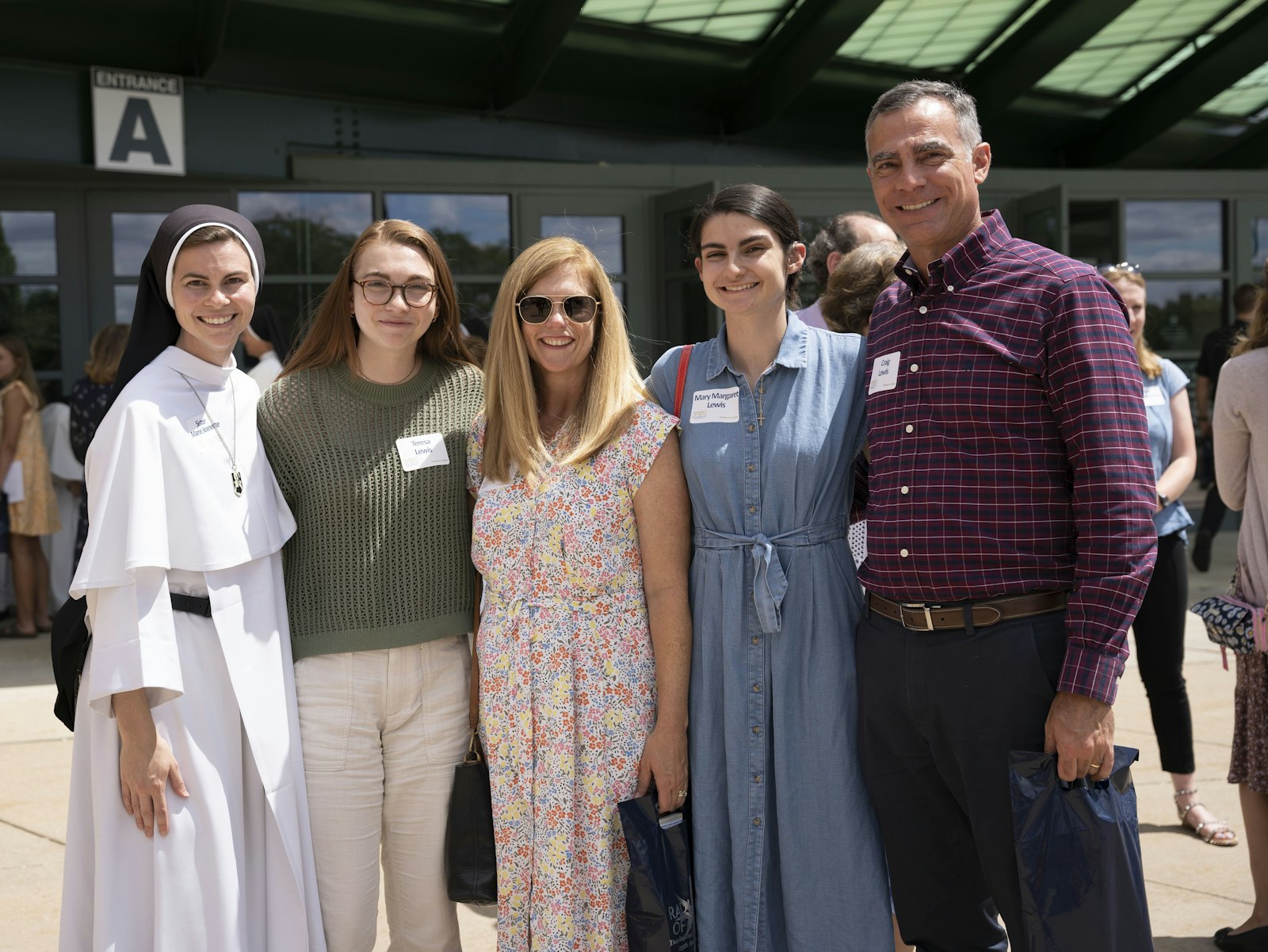 La hermana Marie Jeanette, OP, aparece en la foto con sus padres Craig y Kathleen Lewis y dos de sus hermanas. Los Lewis viajaron desde Carolina del Norte para la celebración.
