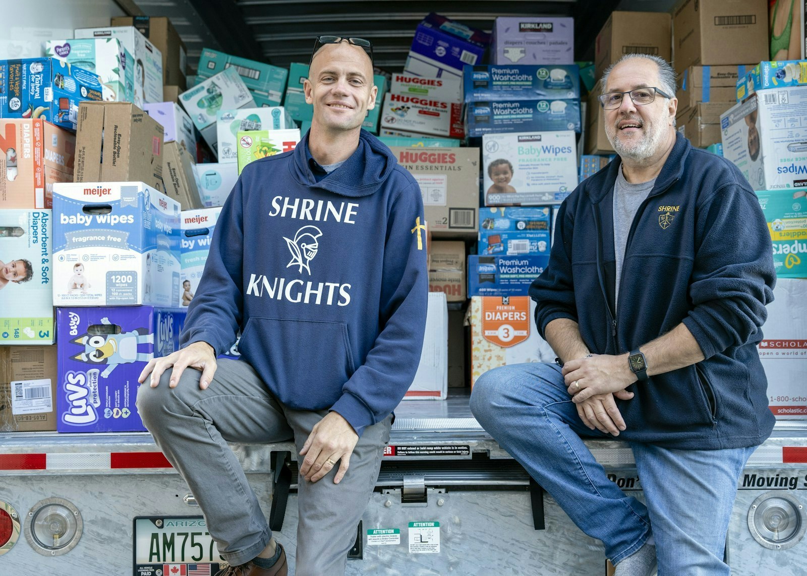 El director del Shrine, Scott Wisniewski (izquierda), y el profesor de religión de quinto grado, John LaCroix, viajaron al sur para entregar los donativos personalmente.