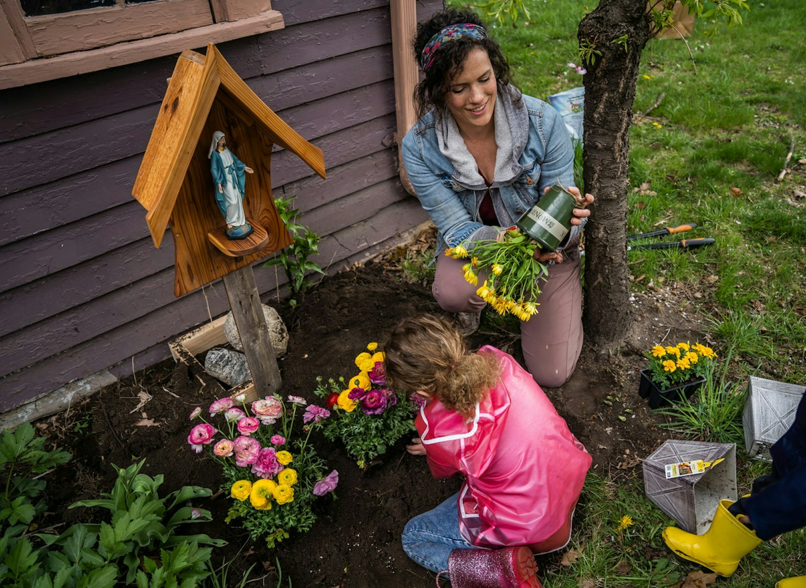 Casey McCorry ayuda a sus hijos a construir un "jardín de María" en el patio trasero de la familia, una de las muchas actividades sugeridas por la guía 52 Sundays de la Arquidiócesis de Detroit. (Valaurian Waller | Detroit Catholic).