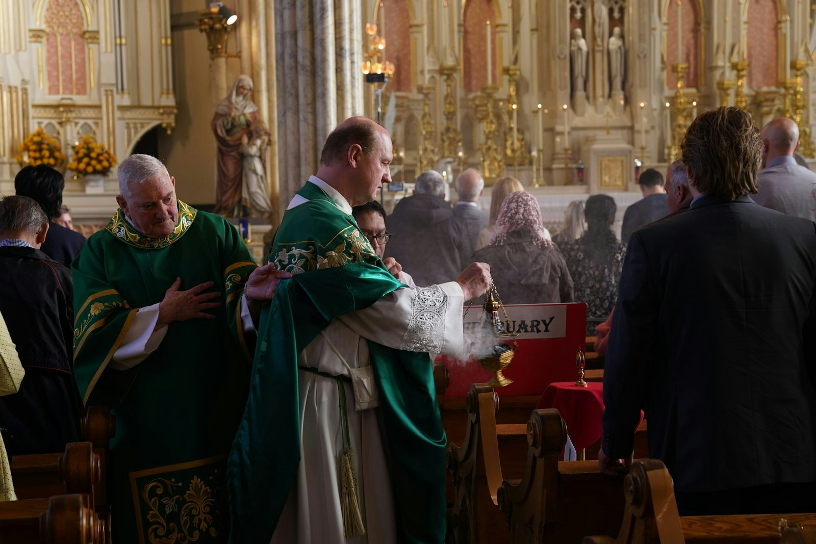 El P. Greg Tokarski, sacerdote in solidum al servicio de Mother of Divine Mercy Parish, pasó incienso sobre cada una de las reliquias después de la Misa y predicó sobre la importancia de venerar a los santos.