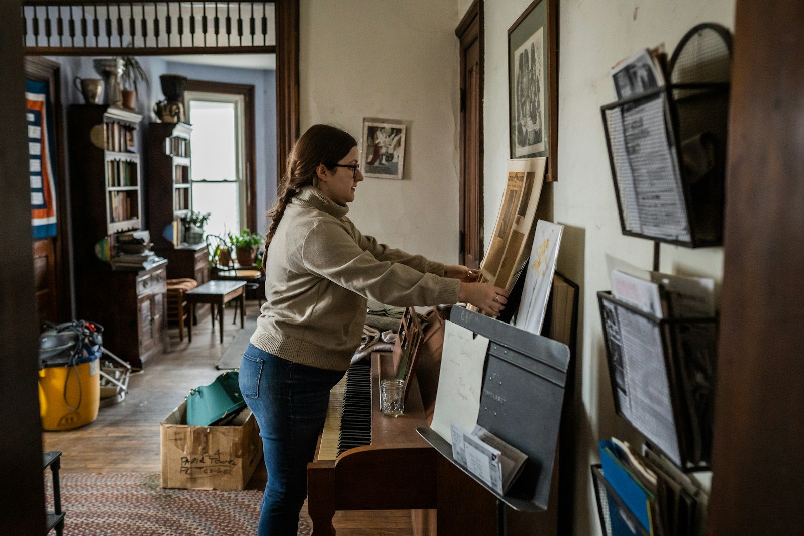 Jordan Kennedy coloca un artículo del periódico sobre la comunidad de Trabajadores Católicos en la pared de Day House en Trumbull Avenue. La comunidad mundial de Trabajadores Católicos fue cofundada en la década de 1930 por Dorothy Day.