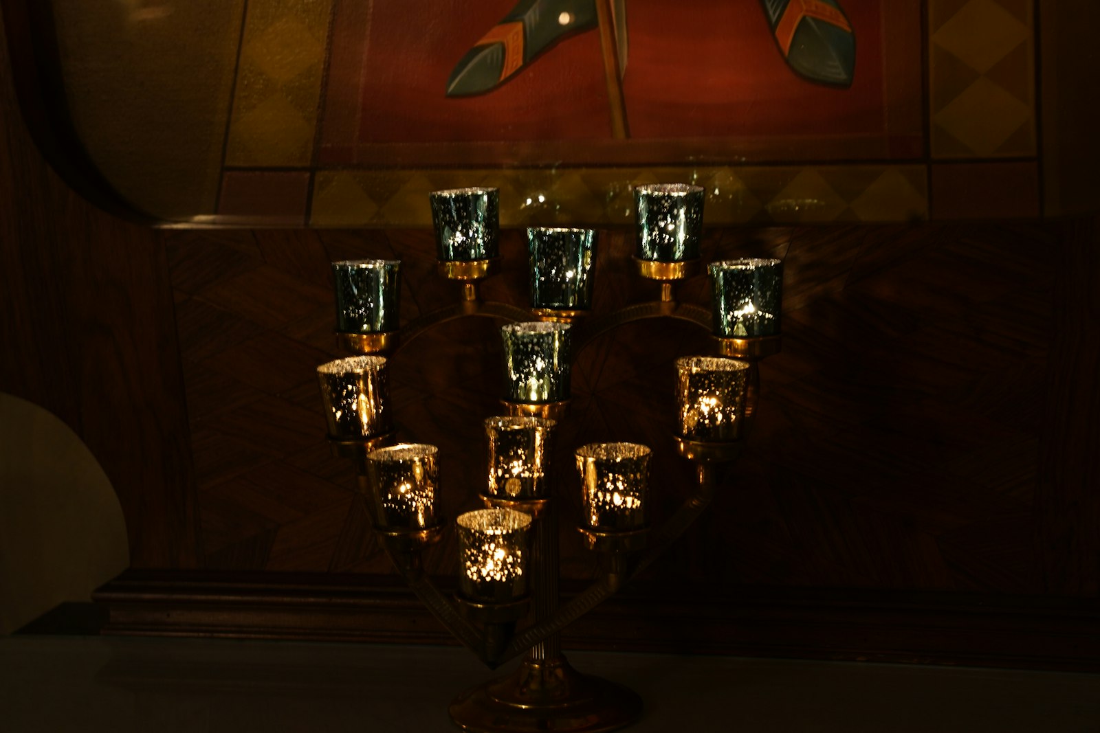 Velas votivas azules y amarillas, los colores nacionales de Ucrania, se encienden durante el Servicio de Súplica por Ucrania en la Catedral Ortodoxa Ucraniana St. Mary the Protectress en Southfield el 24 de febrero. (Daniel Meloy | Detroit Catholic)