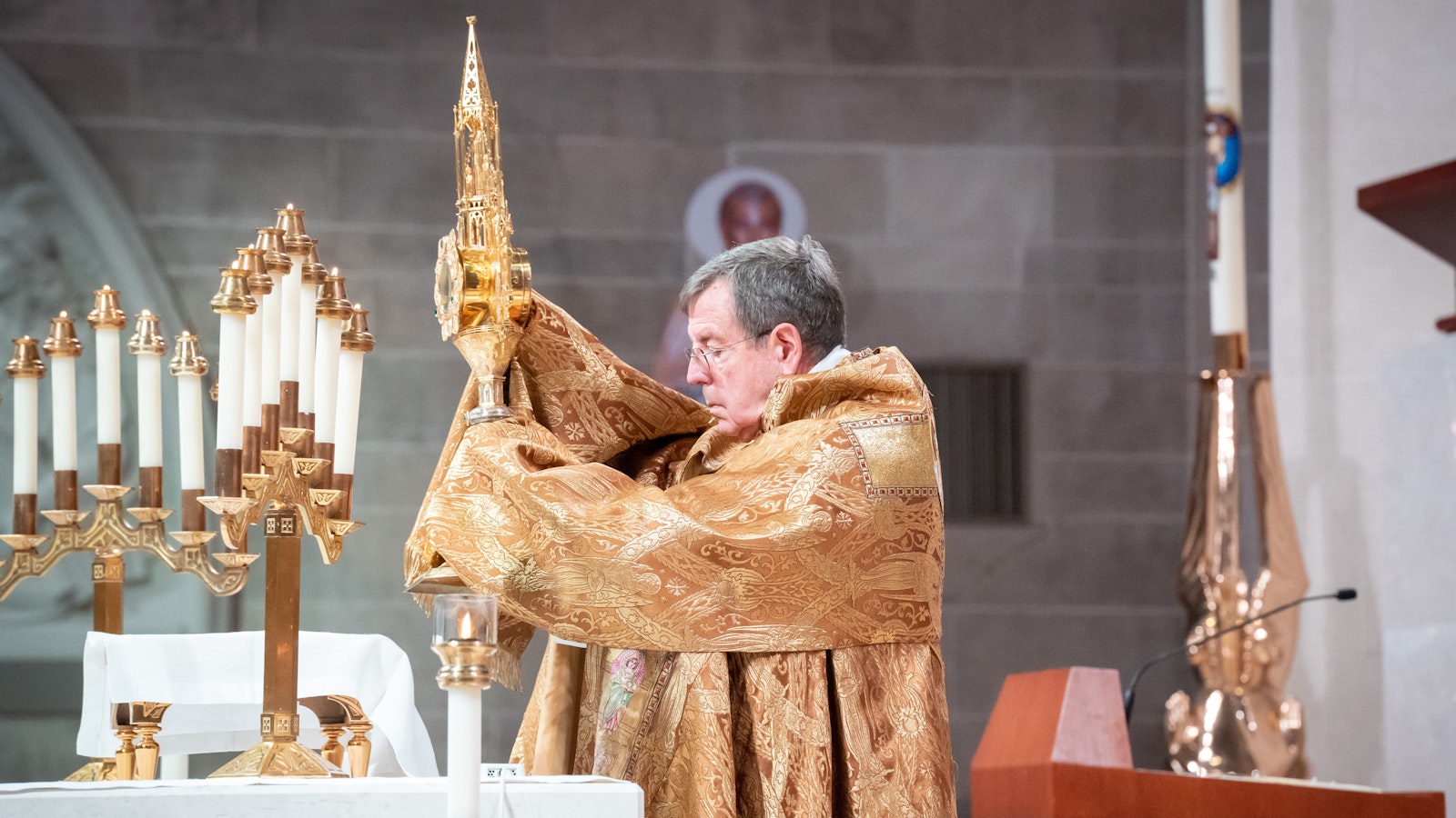 Archbishop Vigneron elevates the monstrance with the Holy Eucharist during a holy hour at the Cathedral of the Most Blessed Sacrament to close a Year of Prayer for Priestly Vocations in the Archdiocese of Detroit on June 4, 2022. (Valaurian Waller | Detroit Catholic)