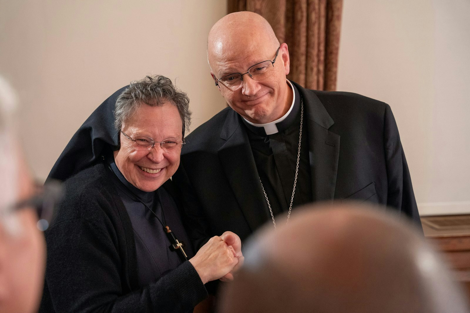 La Hna. Esther Mary Nickel, RSM, directora de culto sagrado de la Arquidiócesis de Detroit, saluda al Arzobispo electo Weisenburger tras una Conferencia de Prensa matutina que tuvo lugar en el Sacred Heart Major Seminary.