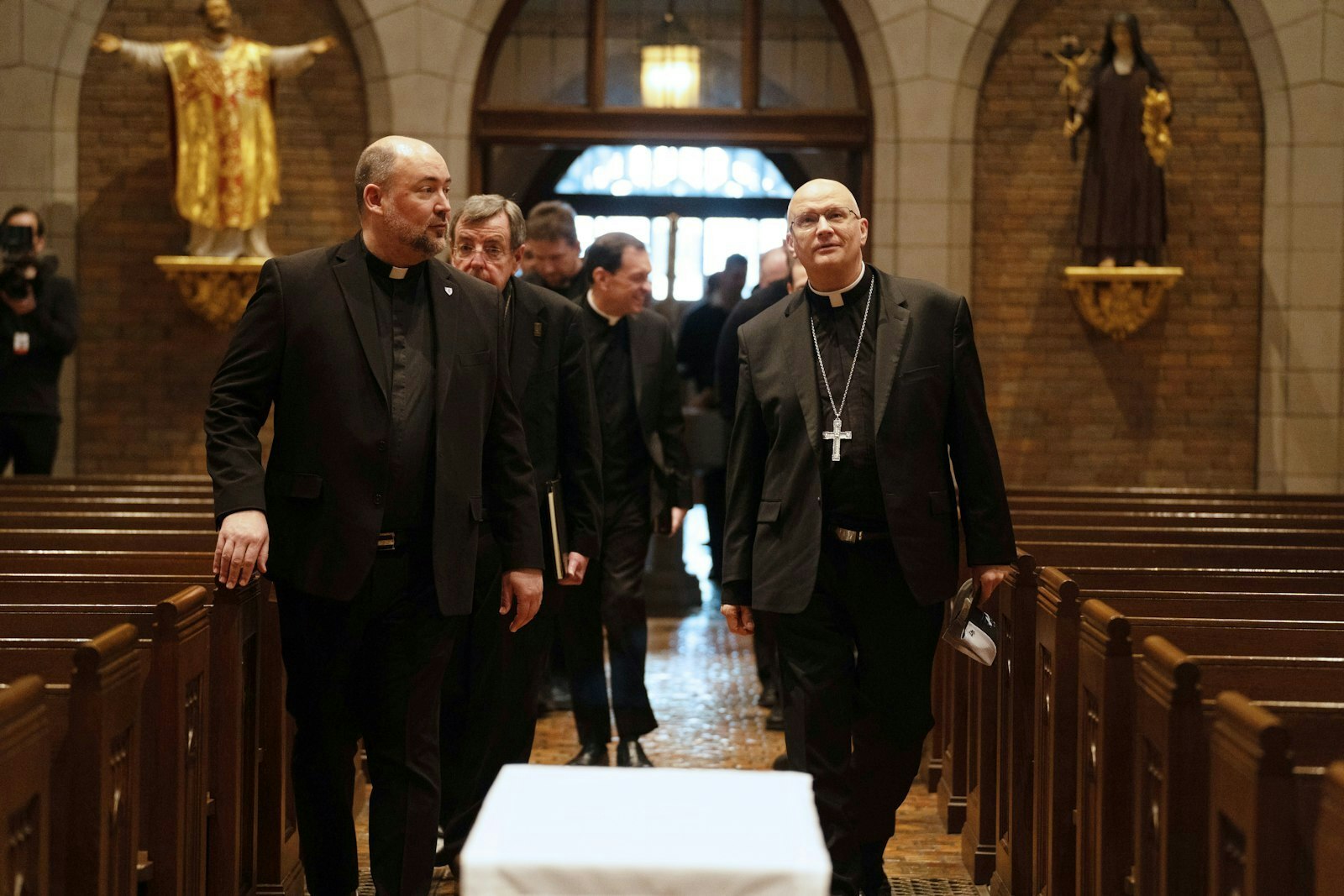 El P. Stephen Burr (izquierda), rector del Sacred Heart Major Seminary, acompaña al Arzobispo electo Weisenburger a la capilla del Sacred Heart por primera vez a primera hora del 11 de febrero.