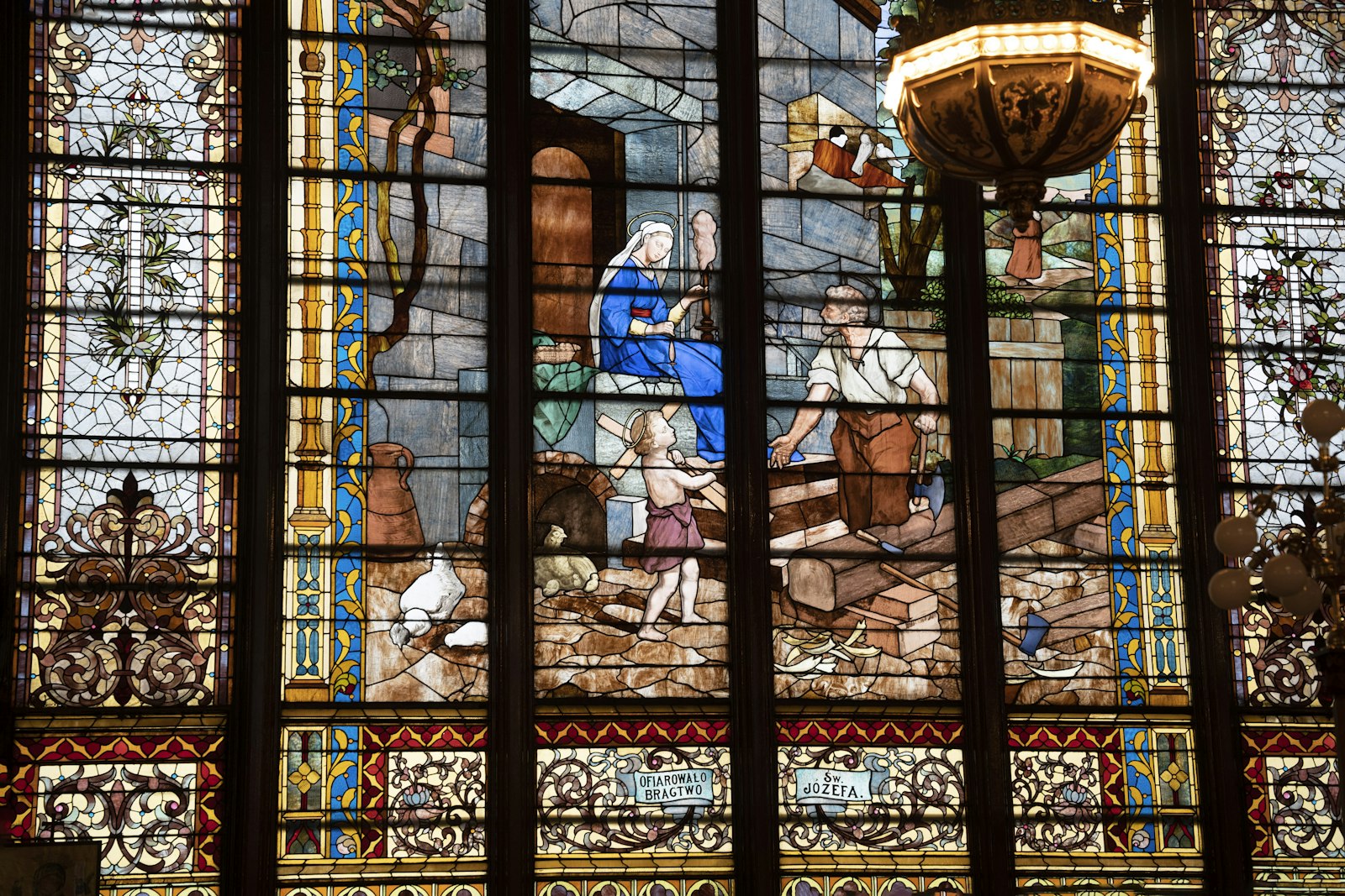 Una gran vidriera que representa a la Sagrada Familia, que ganó el primer gran premio en la Exposición Universal de 1893, es una de las partes más reconocibles de la iglesia Sweetest Heart of Mary.