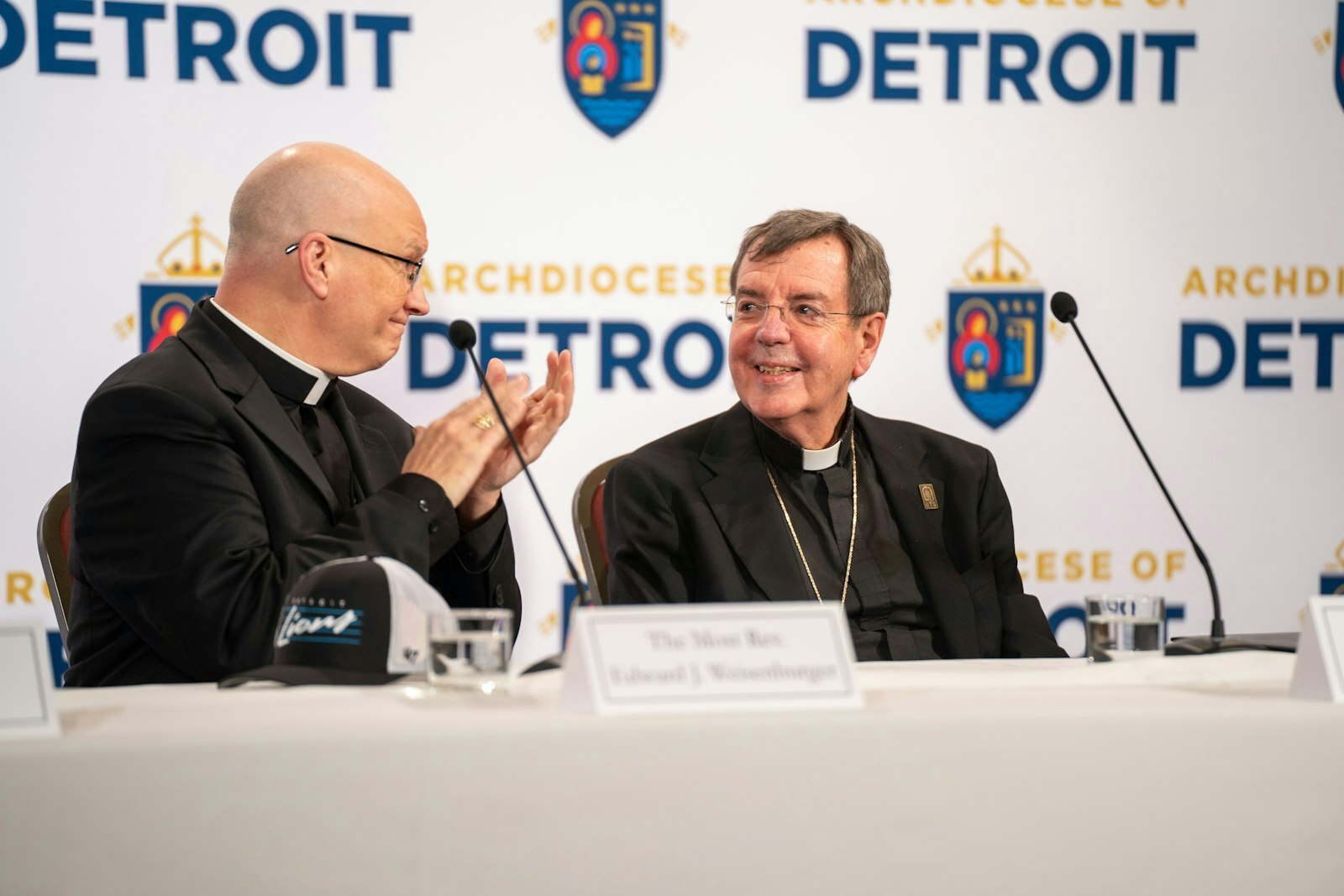 El Arzobispo electo Weisenburger encabeza los aplausos para el Arzobispo saliente de Detroit Allen H. Vigneron, cuyo liderazgo de la Arquidiócesis de Detroit desde 2009 ha traído muchas bendiciones a la Iglesia local, dijo el nuevo arzobispo electo. El Arzobispo electo Weisenburger se convertirá en el sexto arzobispo de Detroit durante una Misa de instalación el 18 de marzo en la Cathedral of the Most Blessed Sacrament.