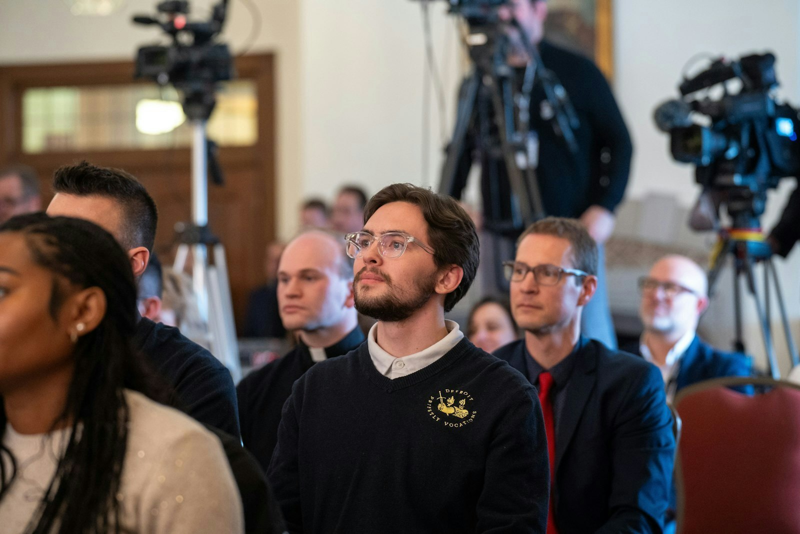 Los seminaristas que estudian en el Sacred Heart Major Seminary de la Arquidiócesis de Detroit asisten a una conferencia de prensa en la que se presenta a su nuevo líder espiritual, el Arzobispo electo Edward J. Weisenburger, el 11 de febrero en el Cardinal Mooney Parlor del seminario.