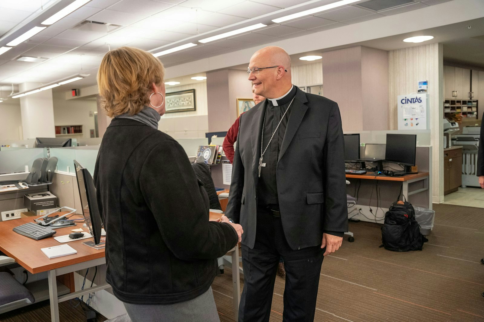 El Arzobispo electo Weisenburger habla con el personal de la curia mientras visita el edificio de la Cancillería de la arquidiócesis en el centro de Detroit.