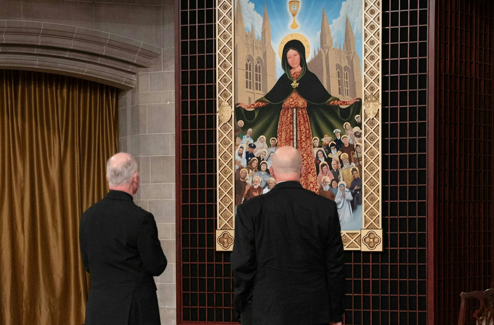 El rector de la catedral, el P. J.J. Mech, muestra al obispo electo Edward J. Weisenburger el cuadro "María, Madre de la Iglesia de Detroit", del artista local Christopher Darga, situado en el santuario de la Cathedral of the Most Blessed Sacrament de Detroit.