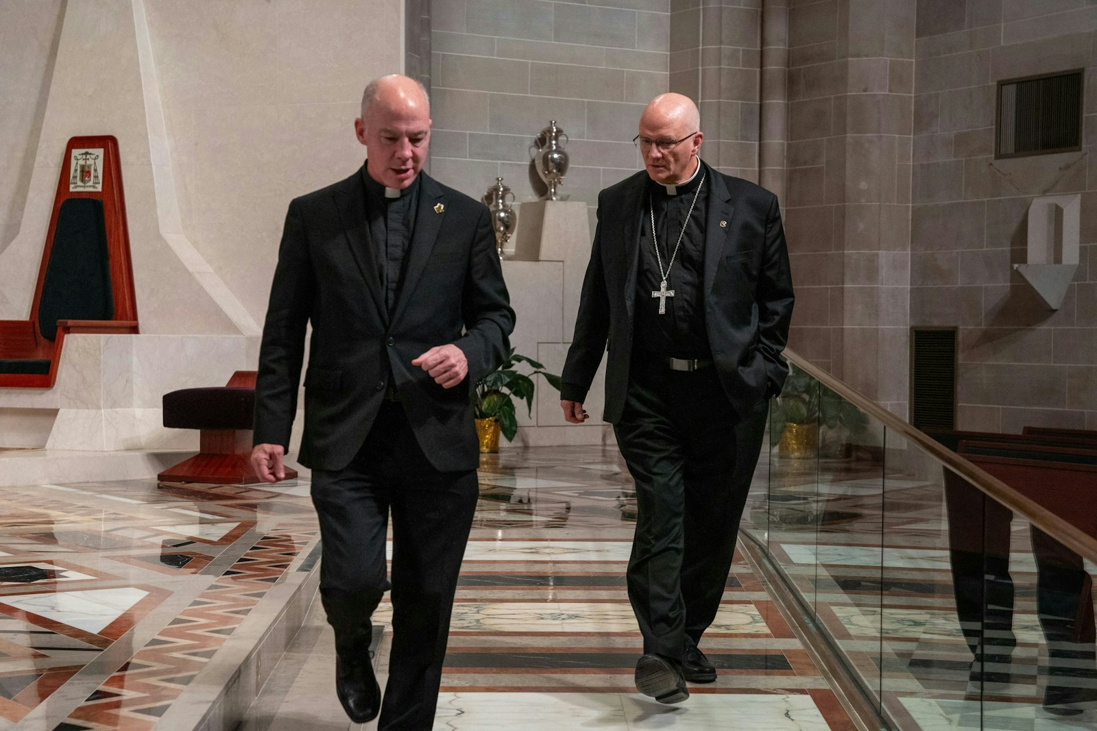 El P. J.J. Mech, rector de la Cathedral of the Most Blessed Sacrament en Detroit, muestra al Arzobispo electo Weisenburger su nueva catedral durante una visita el 11 de febrero.