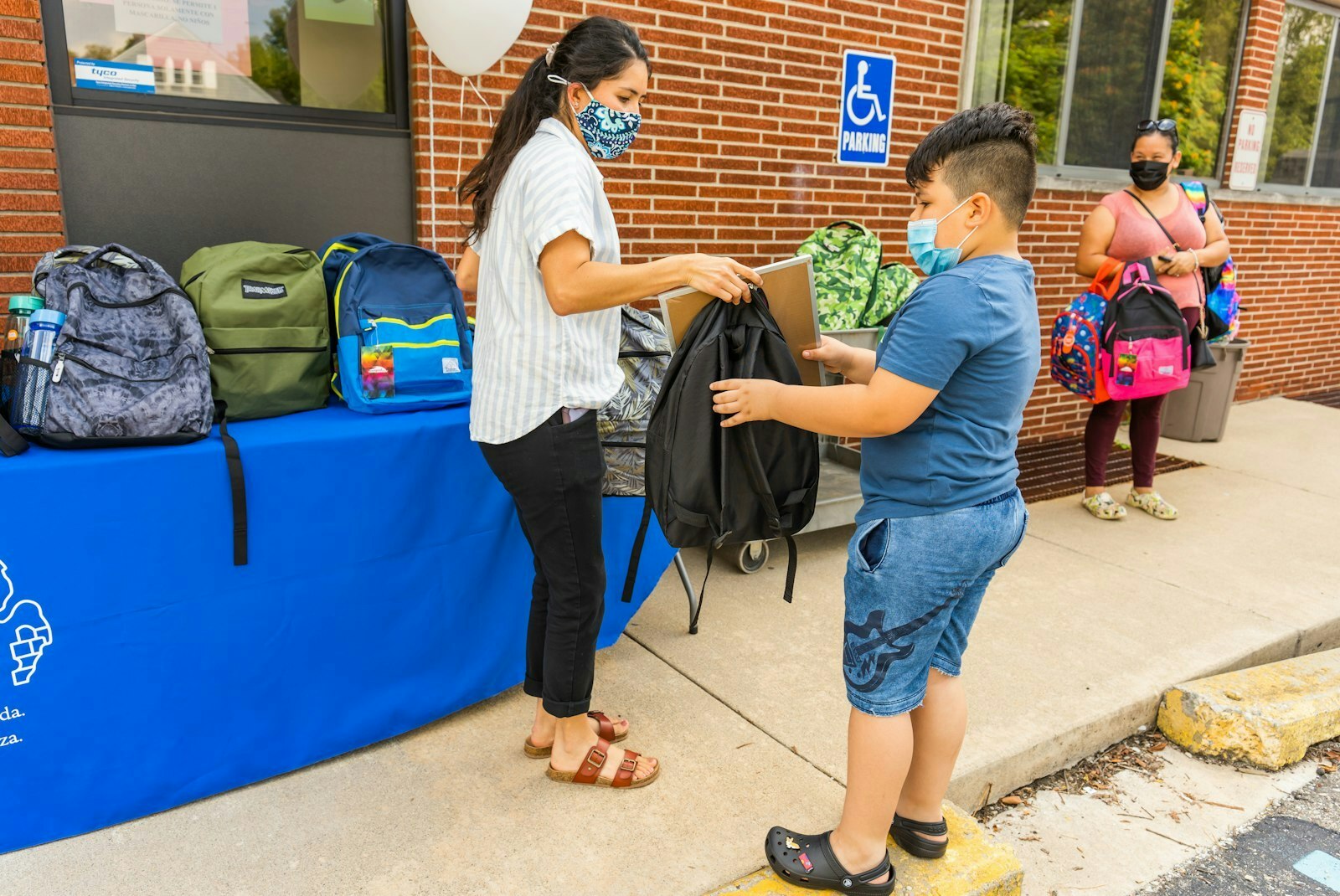 La Casa Amiga, un ministerio de alcance hispano con sede en Pontiac patrocinado por Caridades Católicas del Sureste de Michigan, distribuyó 250 mochilas en 2021. (Valaurian Waller | Detroit Catholic)