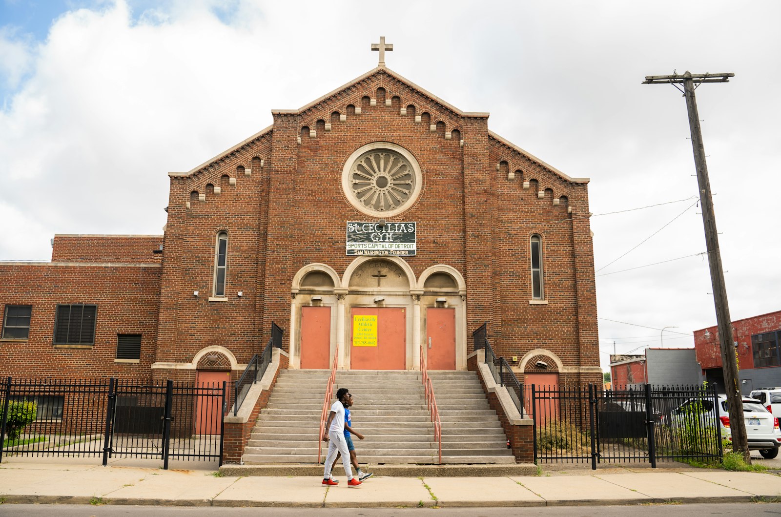 Una nueva organización sin fines de lucro lanzada en marzo de 2021 busca dar nueva vida al antiguo St. Cecilia's Gym, ubicado en el lado noroeste de Detroit, que fue sede de algunas de las estrellas de baloncesto más emblemáticas de la ciudad en los años 60, 70 y 80. La nueva visión del centro incluye un gimnasio revitalizado junto con programas comunitarios como tutoría, capacitación laboral y educación financiera. (Valaurian Waller | Detroit Catholic)