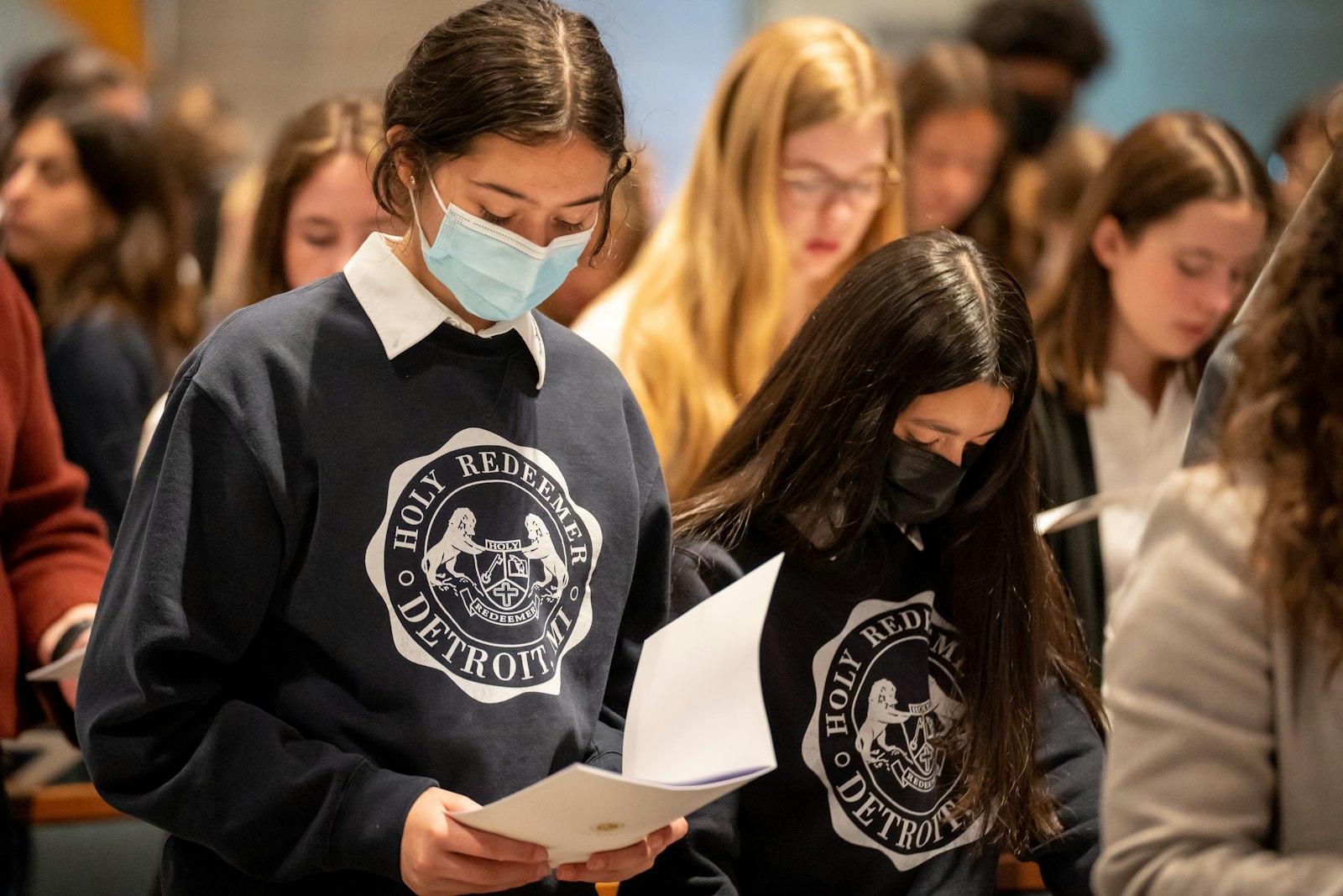 Alumnos de la escuela Holy Redeemer del suroeste de Detroit participan en la misa reprogramada de la "Semana de las Escuelas Católicas" el 27 de abril en la Catedral del Santísimo Sacramento.