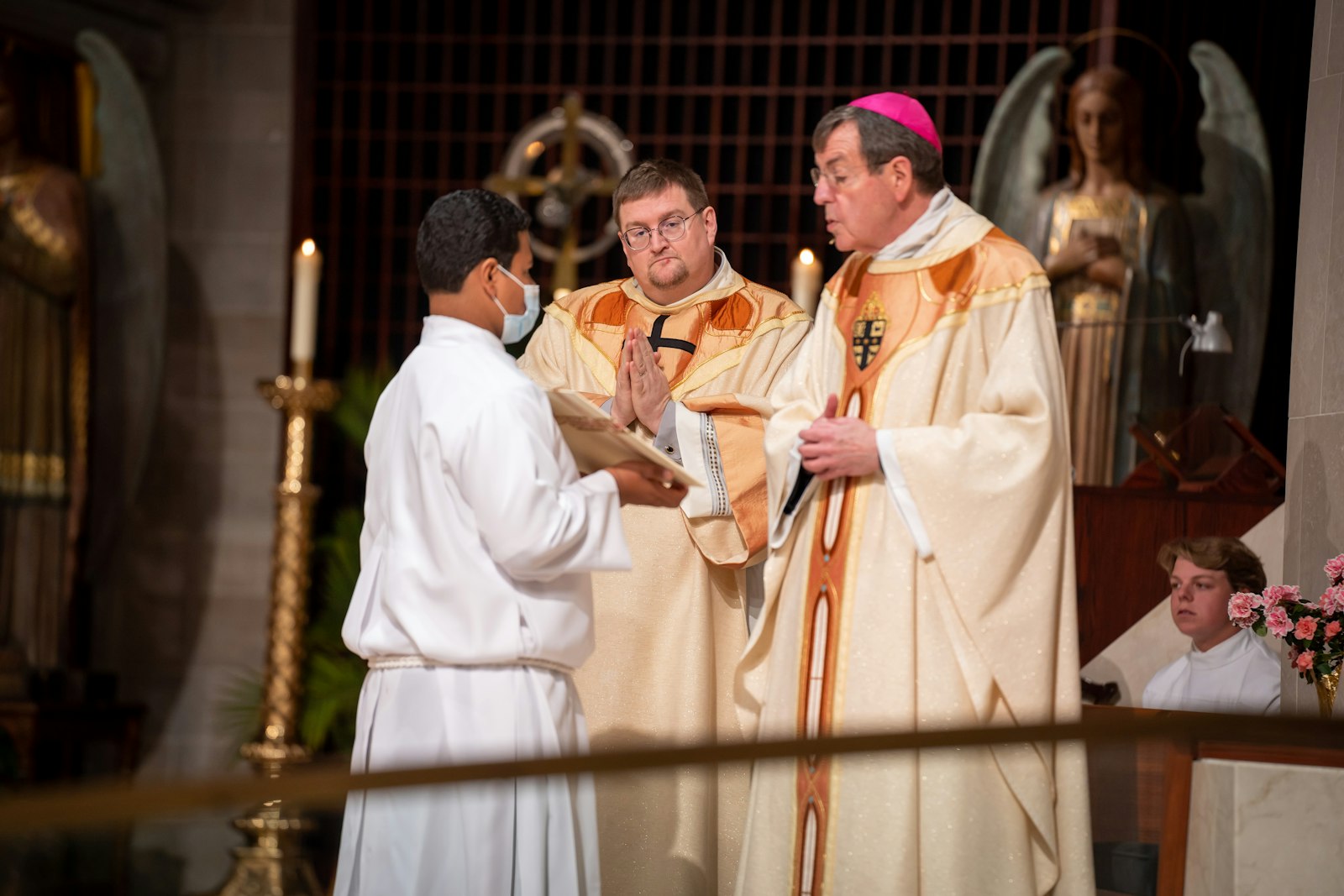 El diácono Sean Costello, en el centro, asiste al arzobispo Allen H. Vigneron durante la misa reprogramada de la "Semana de las Escuelas Católicas" el 27 de abril en la Catedral del Santísimo Sacramento en Detroit. El arzobispo Vigneron presentó al diácono Costello como nuevo superintendente de escuelas católicas de la Arquidiócesis de Detroit durante la misa.