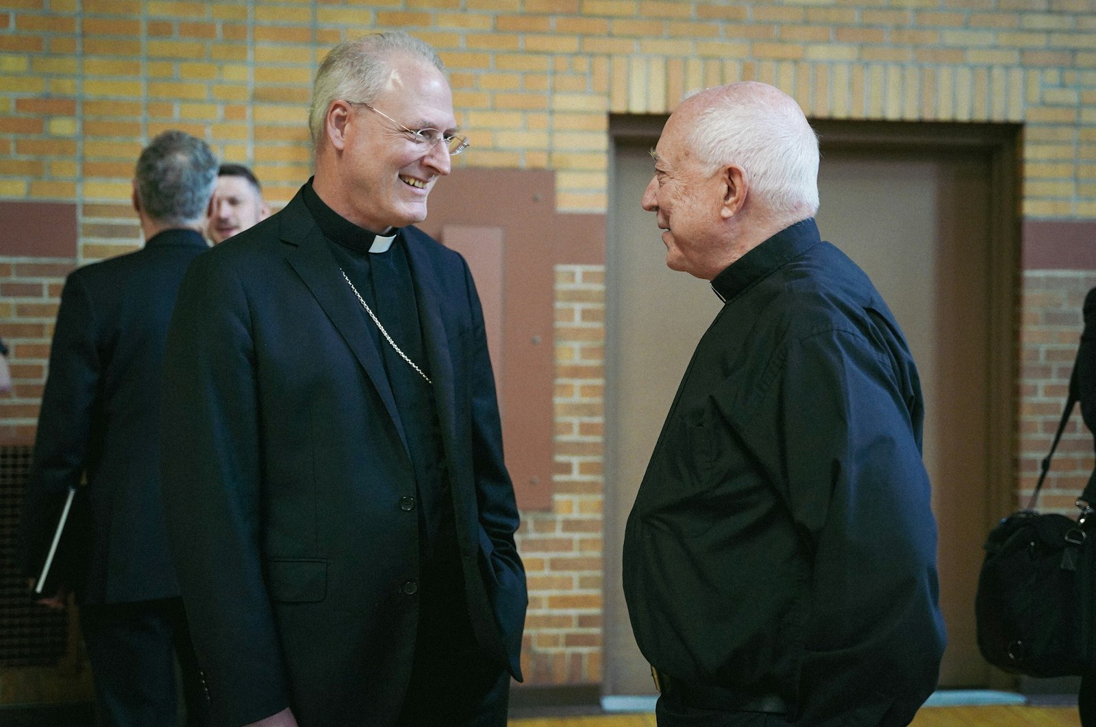 El arzobispo Paul F. Russell, a la izquierda, habla con el padre Ed Zaorski, párroco de la parroquia de St. James en Novi, durante un encuentro con miembros del presbiterio de Detroit el 23 de mayo. El Arzobispo Russell y el Padre Zaorski se conocen desde que ambos eran adolescentes y trabajaban en el campamento CYO de la Arquidiócesis de Detroit en Port Sanilac. (Valaurian Waller | Detroit Catholic)