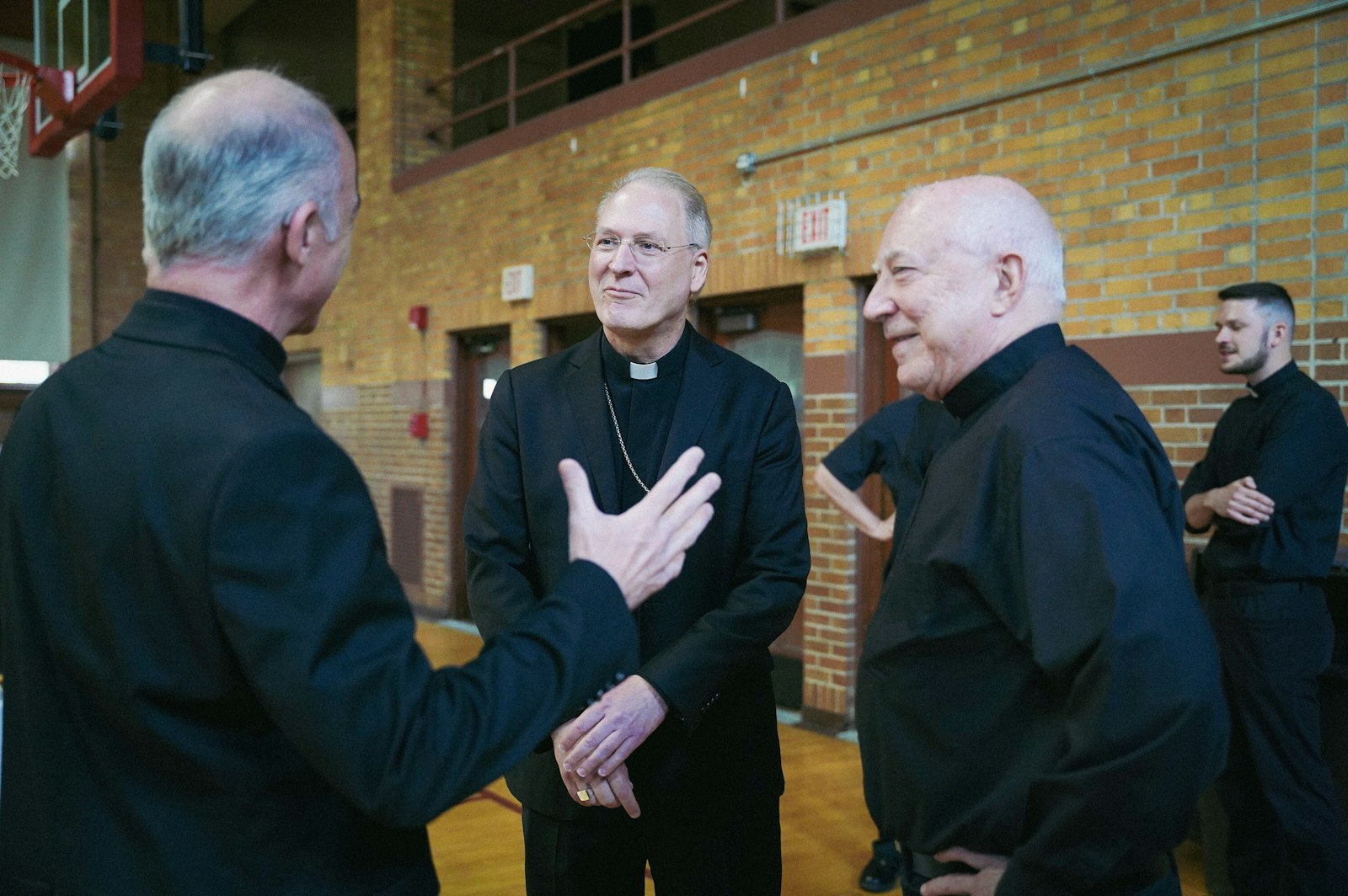 El Arzobispo Russell habla con los sacerdotes de la Arquidiócesis de Detroit en el Seminario Mayor del Sagrado Corazón después de ser presentado como el nuevo obispo auxiliar de Detroit. A lo largo de los años, el Arzobispo Russell ha entablado amistad con varios sacerdotes de Detroit, habiendo regresado a Michigan con frecuencia durante sus viajes para cuidar de su familia en su país.