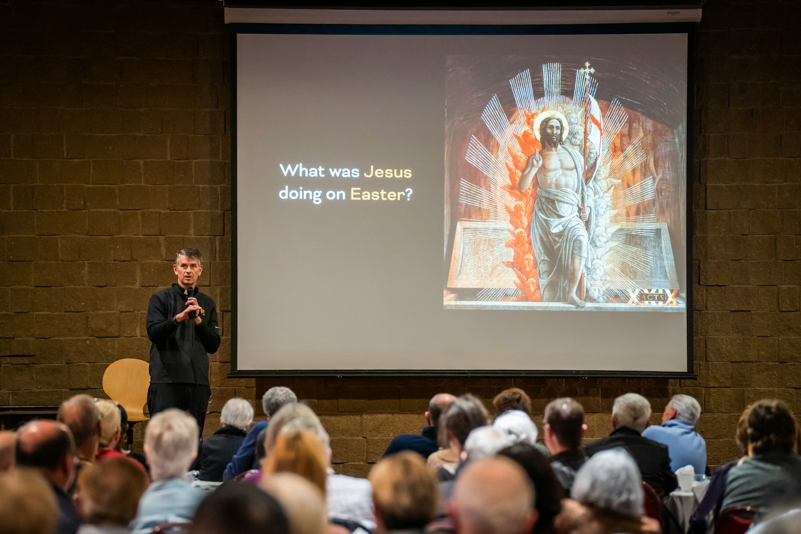 Es fácil sentirse abrumado por la magnitud de la fe, dijo el Padre Riccardo, pero el quid de la cuestión es simple: Jesús murió y resucitó en la mañana de Pascua para recuperar el mundo de las garras de Satanás, y esta buena noticia es el corazón del mensaje del Evangelio.