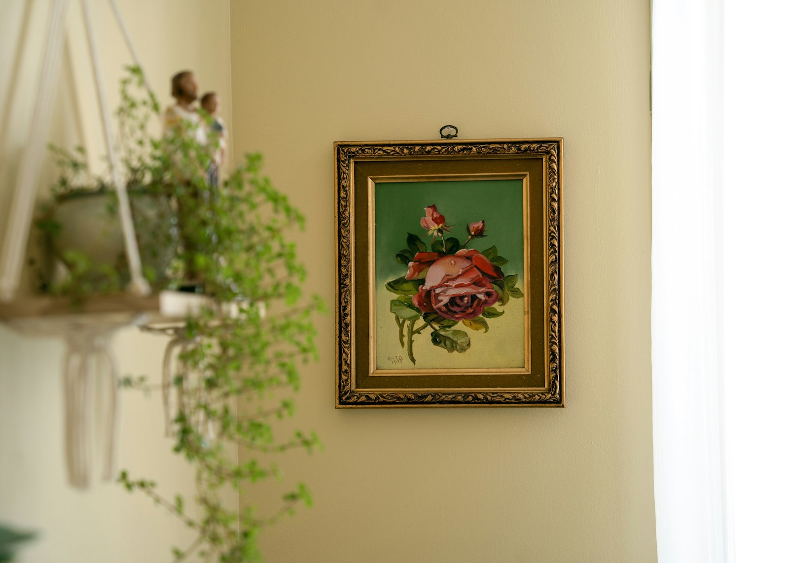 A painting by Zabawski's grandmother, who taught her how to paint, hangs in Mary's home office.