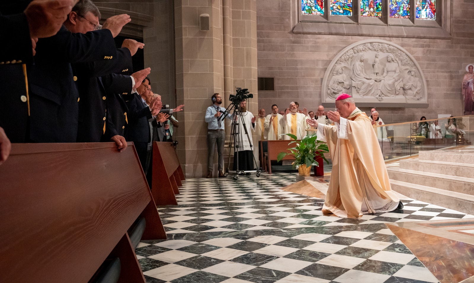 El arzobispo Russell pide a la congregación que rece por él en su toma de posesión como nuevo obispo auxiliar de Detroit. El arzobispo Russell destacó en su homilía la unidad entre el Padre, el Hijo y el Espíritu Santo, una unidad que se extiende a todos los fieles.