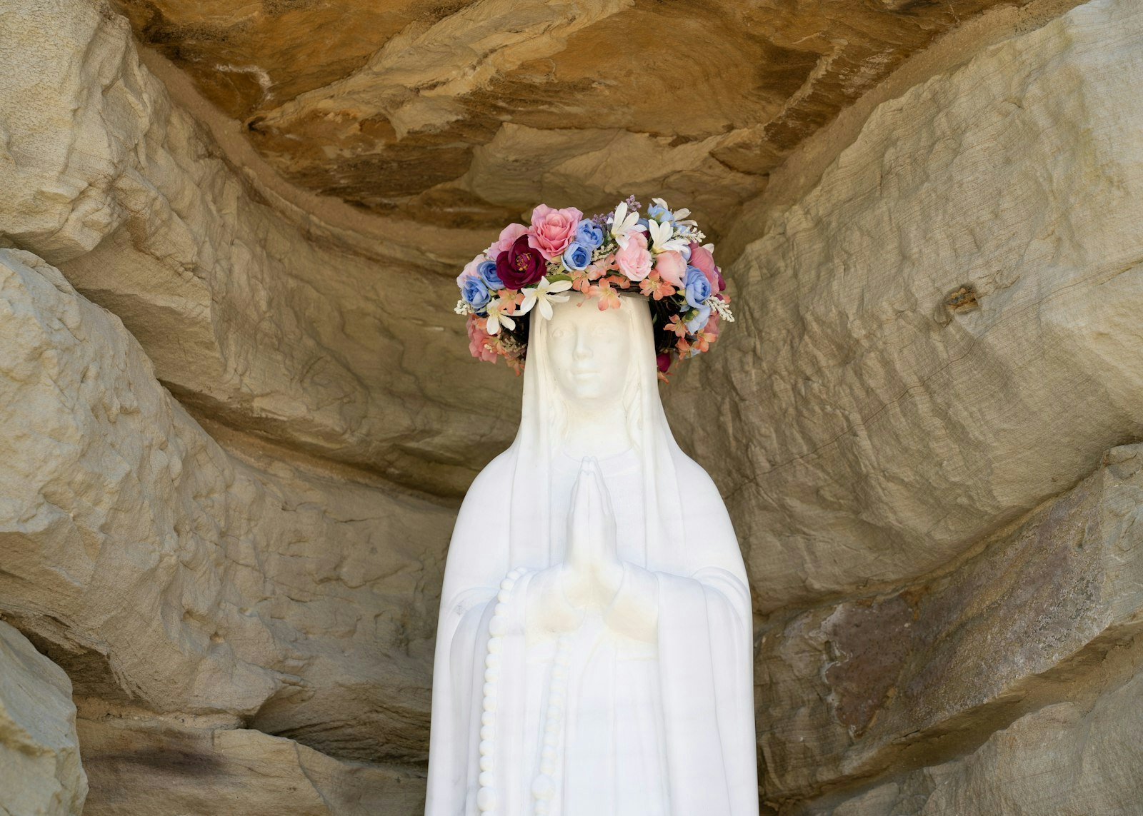 El Arzobispo Vigneron pidió que el rostro de la estatua de alabastro de Nuestra Señora de Lourdes reflejara la descripción proporcionada por Santa Bernardita Soubirous.