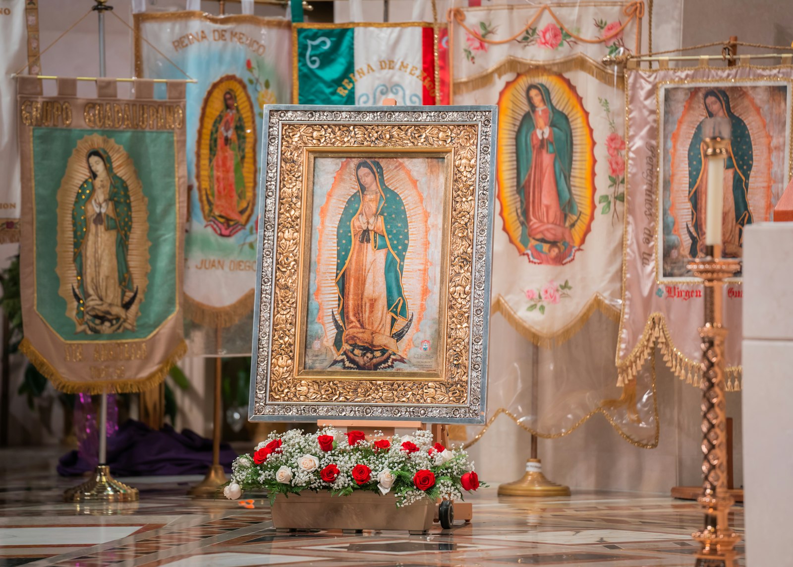 En esta celebración anual, se erige un altar dedicado a la Virgen de Guadalupe. La imagen, que es adornada con flores, proviene de la Basílica de México, recreando una atmósfera de la fiesta que se vive al pie del Cerro del Tepeyac.
