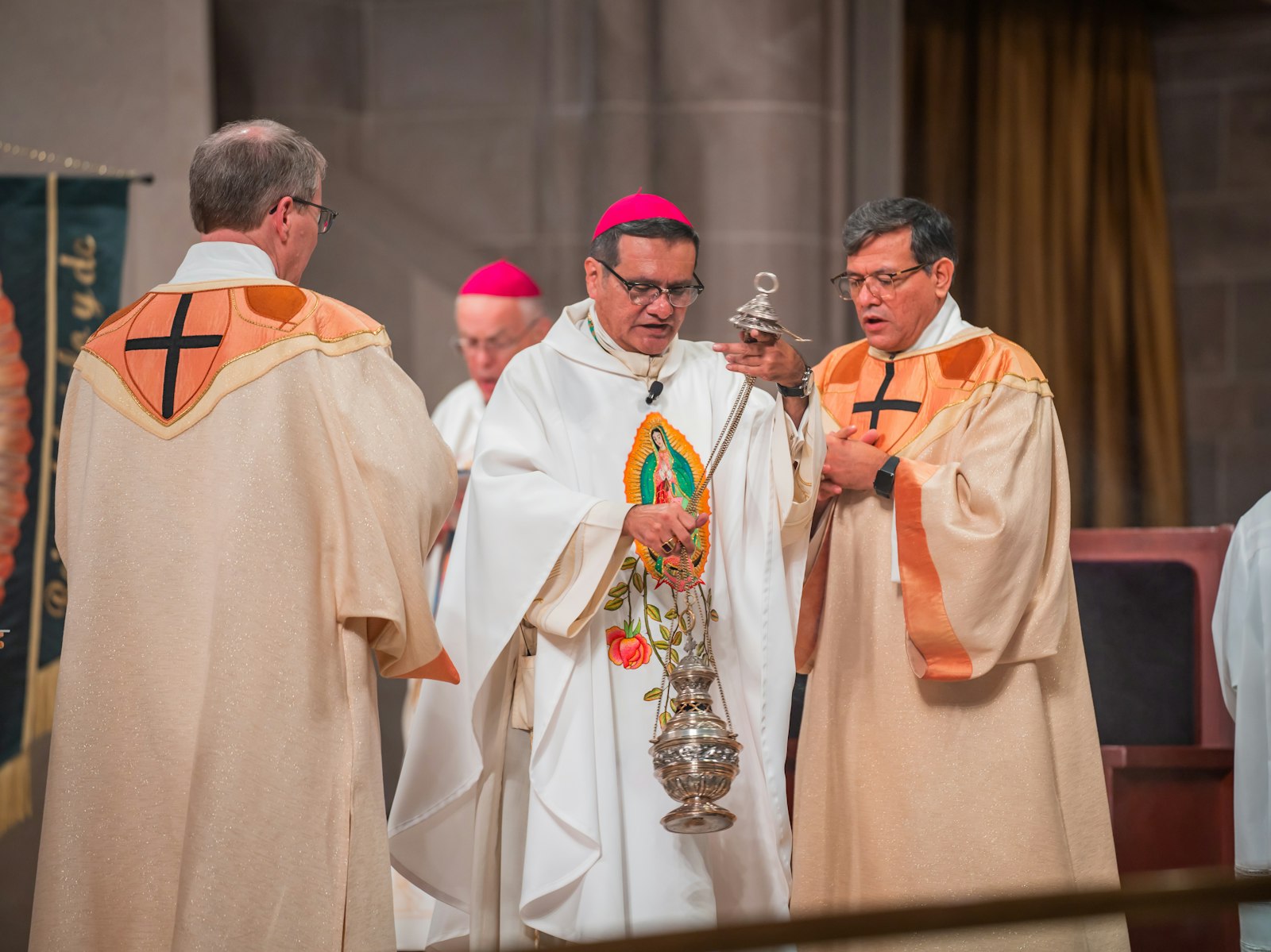 Marcela Lugo, miembro del grupo guadalupano de la Basilica of Sainte Anne explicó que “el Obispo Cepeda se comprometió a estar siempre presente en este evento, sin importar qué día caiga. Cada año se celebra el 9 de diciembre, en honor al día en que la Virgen se le apareció a San Juan Diego en el Cerro del Tepeyac en 1531”.