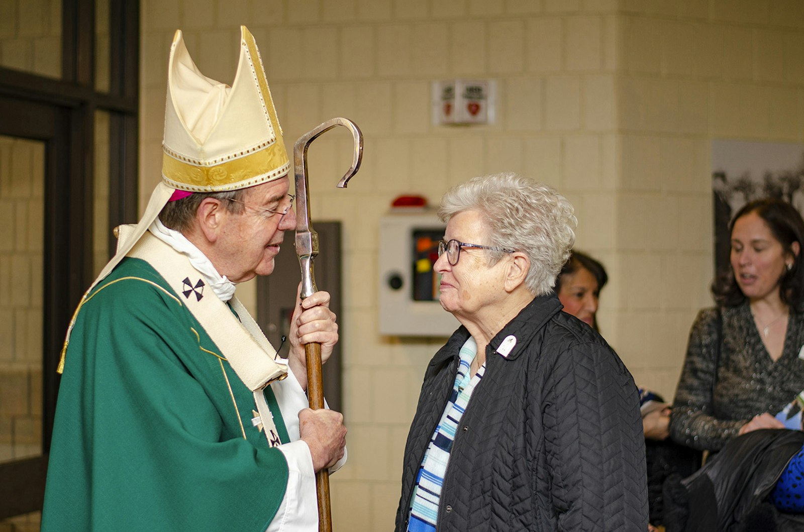 El arzobispo Allen H. Vigneron saluda a los feligreses después de la Misa, mientras celebran el centenario de la parroquia Guardian Angels el 29 de enero. La parroquia de Clawson, que comenzó como una misión de la parroquia Holy Name en Birmingham, también patrocina una escuela primaria. (Fotos de Matthew D. Rich | Especial para Detroit Catholic)