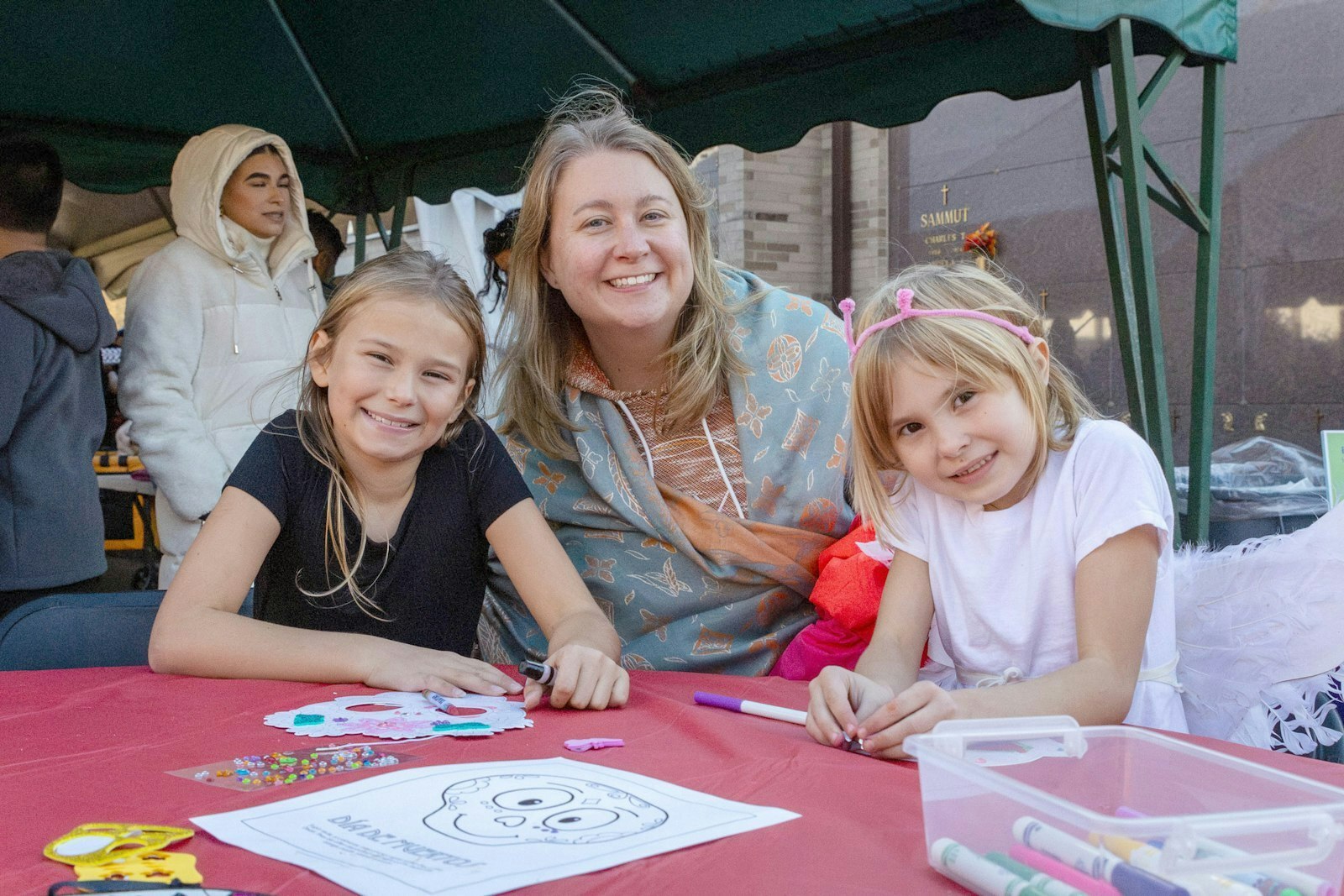 Además de música y bailes tradicionales, la celebración incluyó maquillaje, food trucks y actividades para niños y familias.