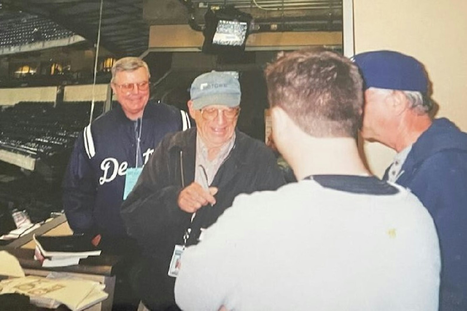 El Diácono Nicholas Curran de la Parroquia de la Santa Cruz en Santa Bárbara, California, observa como su buen amigo, el locutor de los Tigres de Detroit, Ernie Harwell, firma autógrafos para algunos de los fans de los Tigres que visitan el Angel Stadium de Anaheim. La amistad del diácono Curran con Harwell le permitió convertirse en un gran fan de los Tigres de Detroit. (Cortesía del diácono Nicholas Curran)