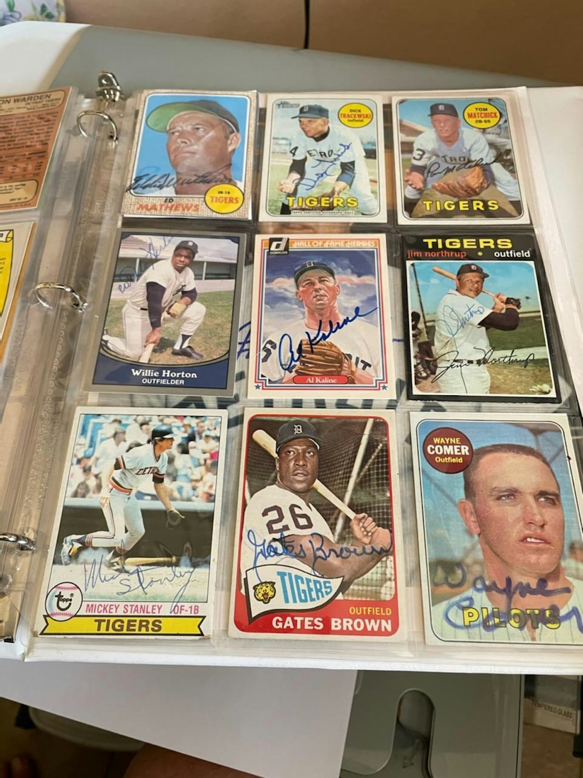 Esta es una muestra de las tarjetas de béisbol autografiadas del Campeón Mundial de 1968 de los Tigres de Detroit, coleccionadas por el Diácono Nick Curran. Una vez que completó toda la plantilla a principios de este año, donó la colección a Catholic Charities of Southeast Michigan para su subasta de gala de otoño.